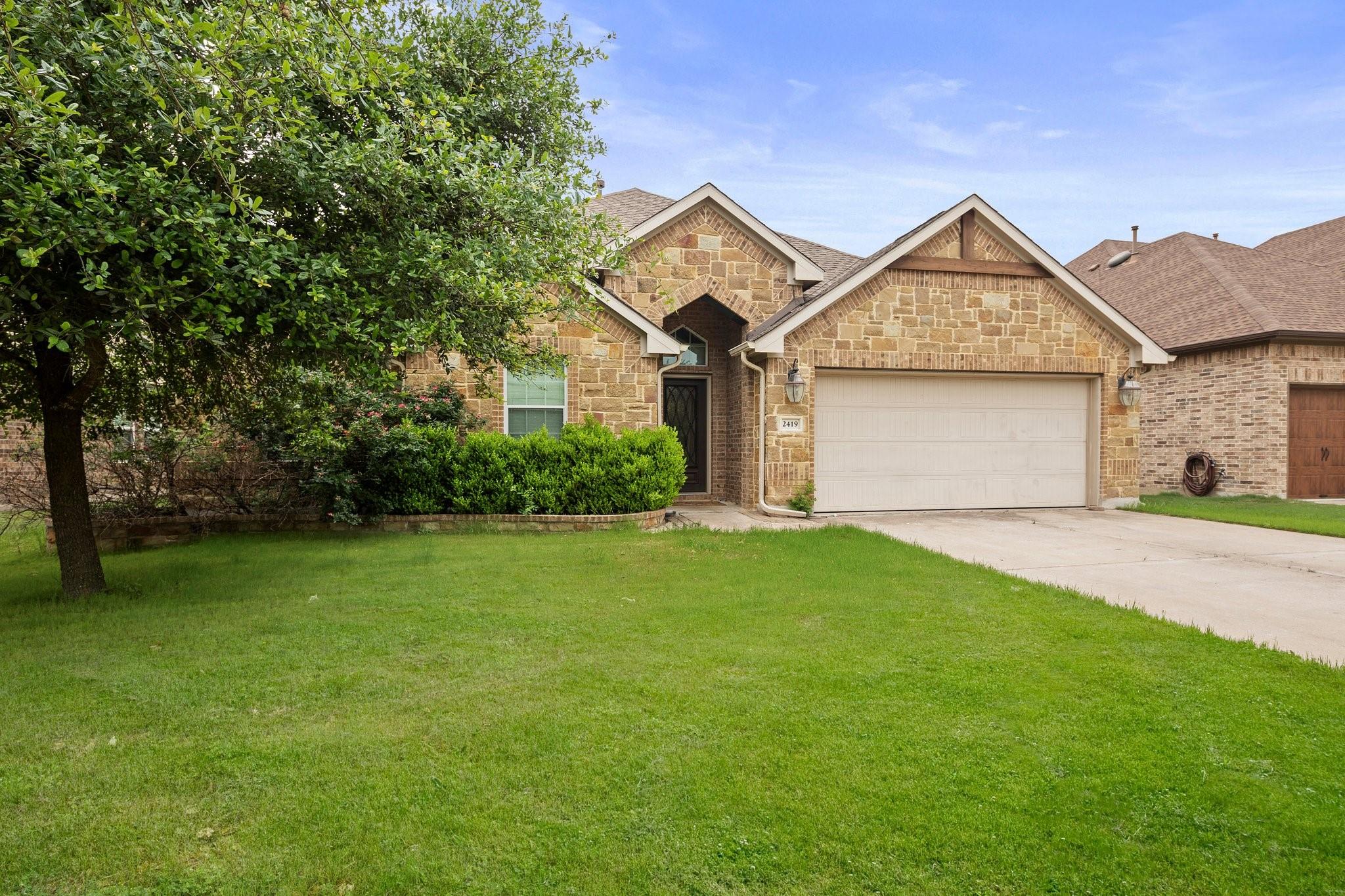 2419 Sweetwater LN — photo 3