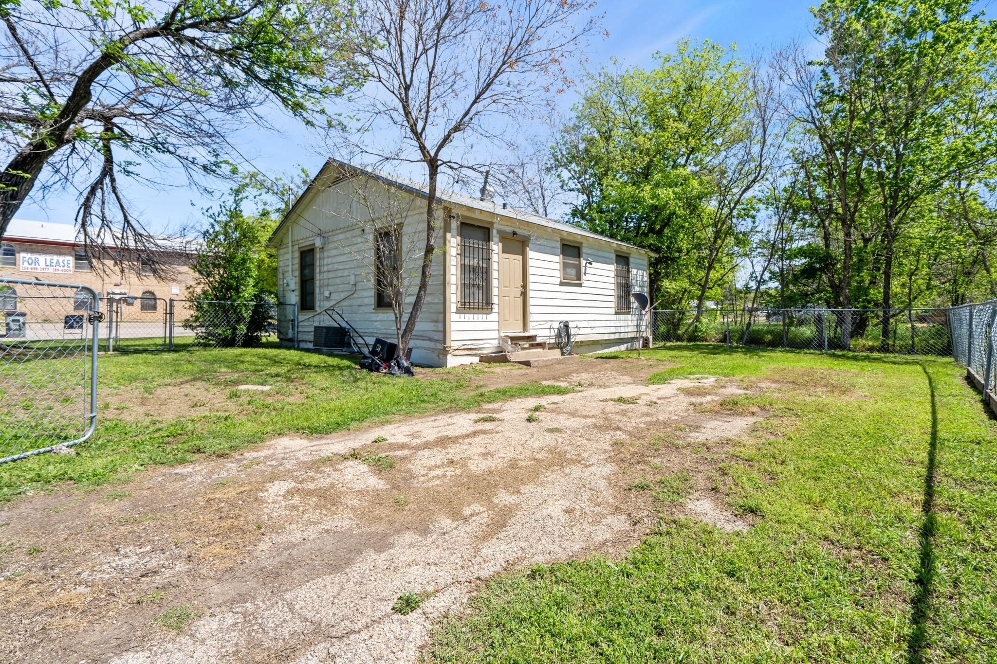 1104 York Ave — photo 3