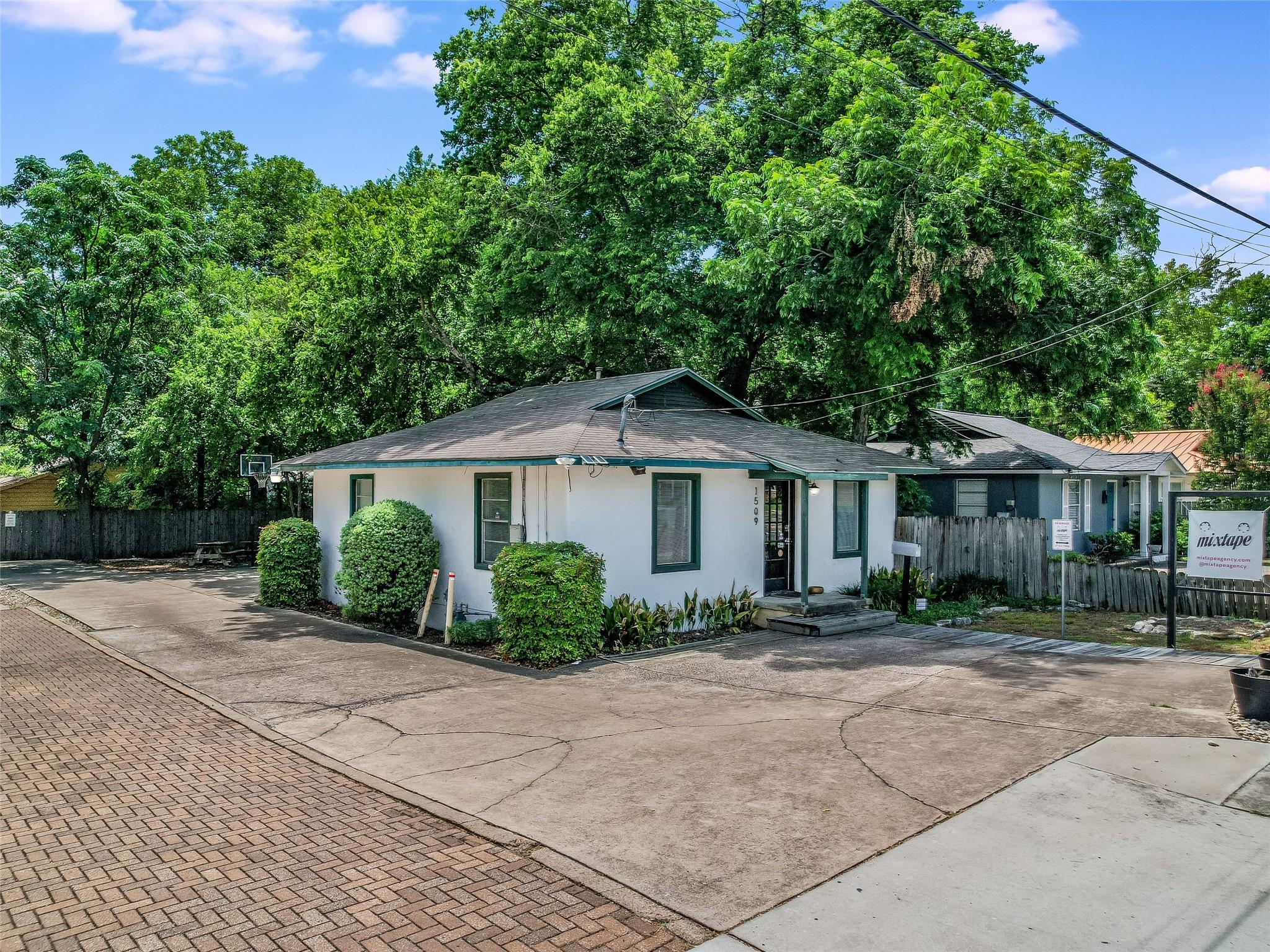 1509 Koenig LN — photo 3