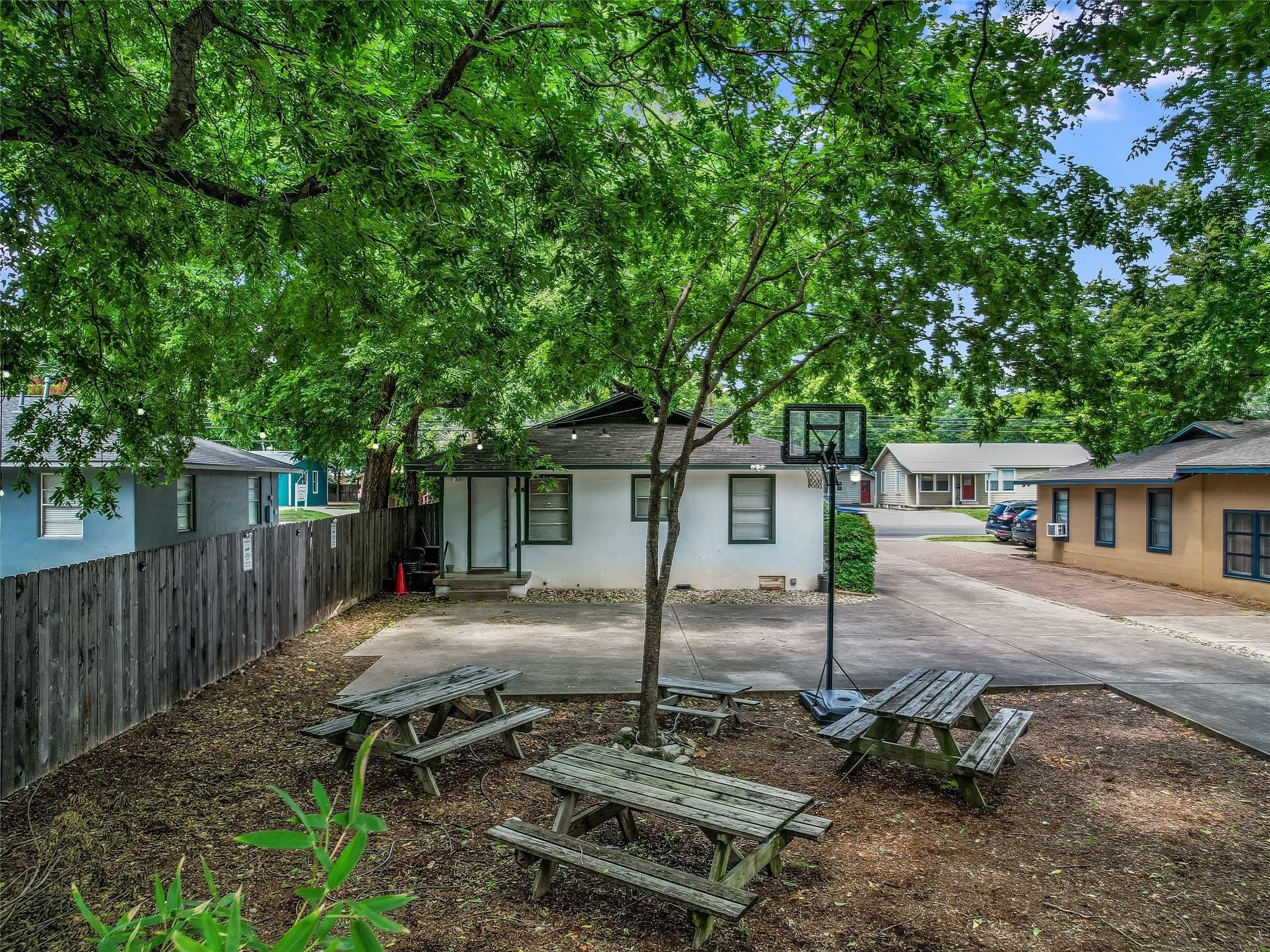 1509 Koenig LN — photo 4