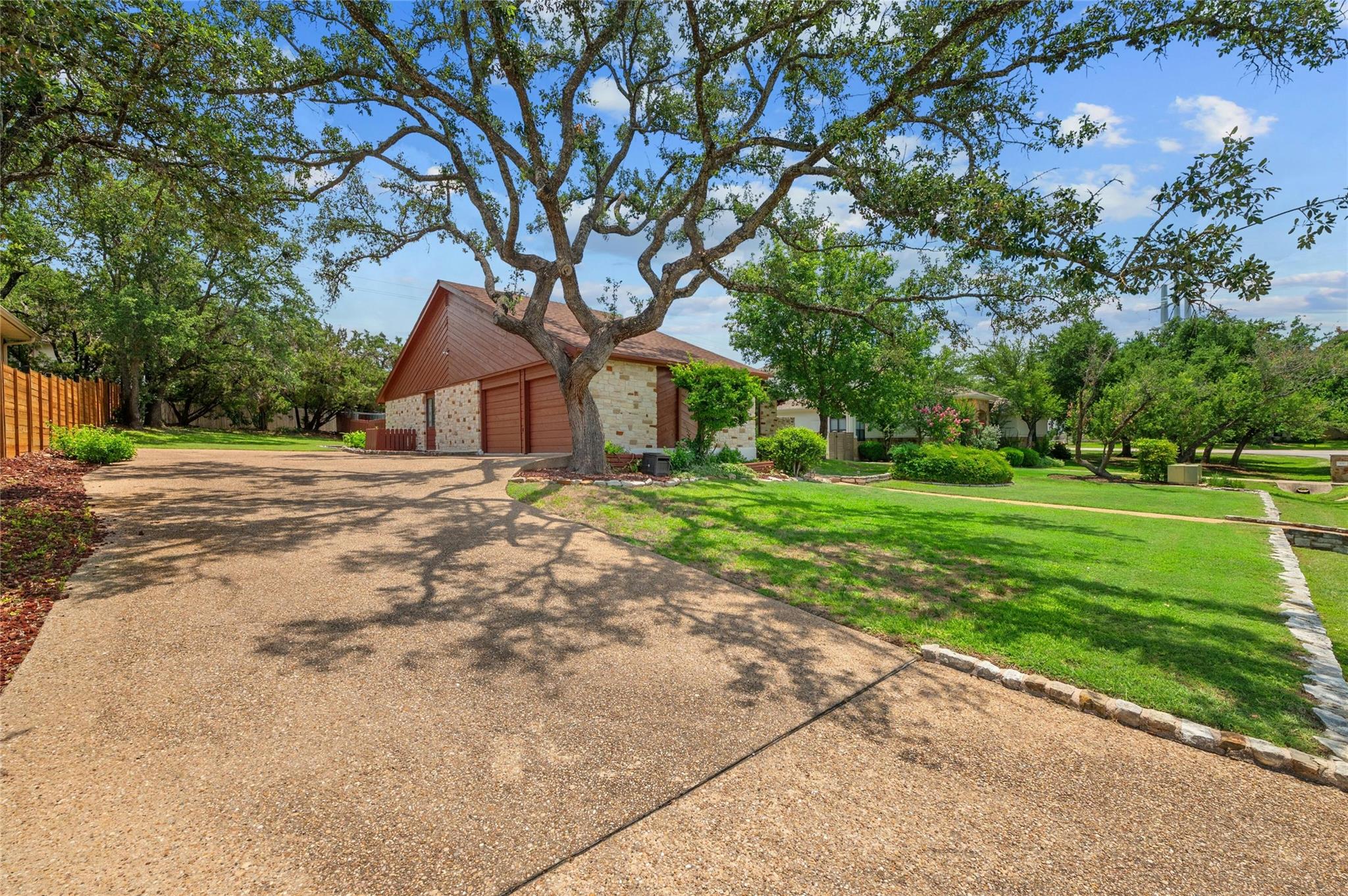 104 CAREFREE CIR — photo 3