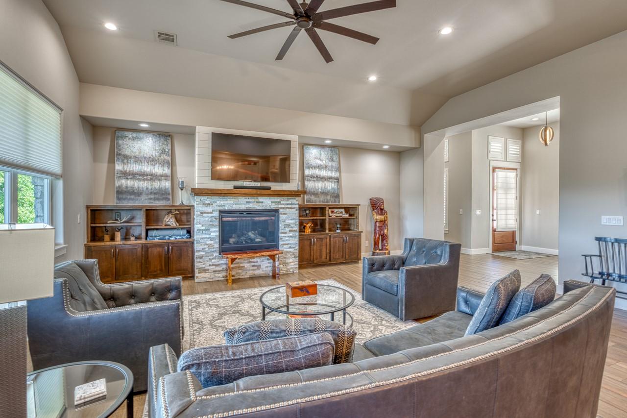124 Apache Tears DR — photo 5