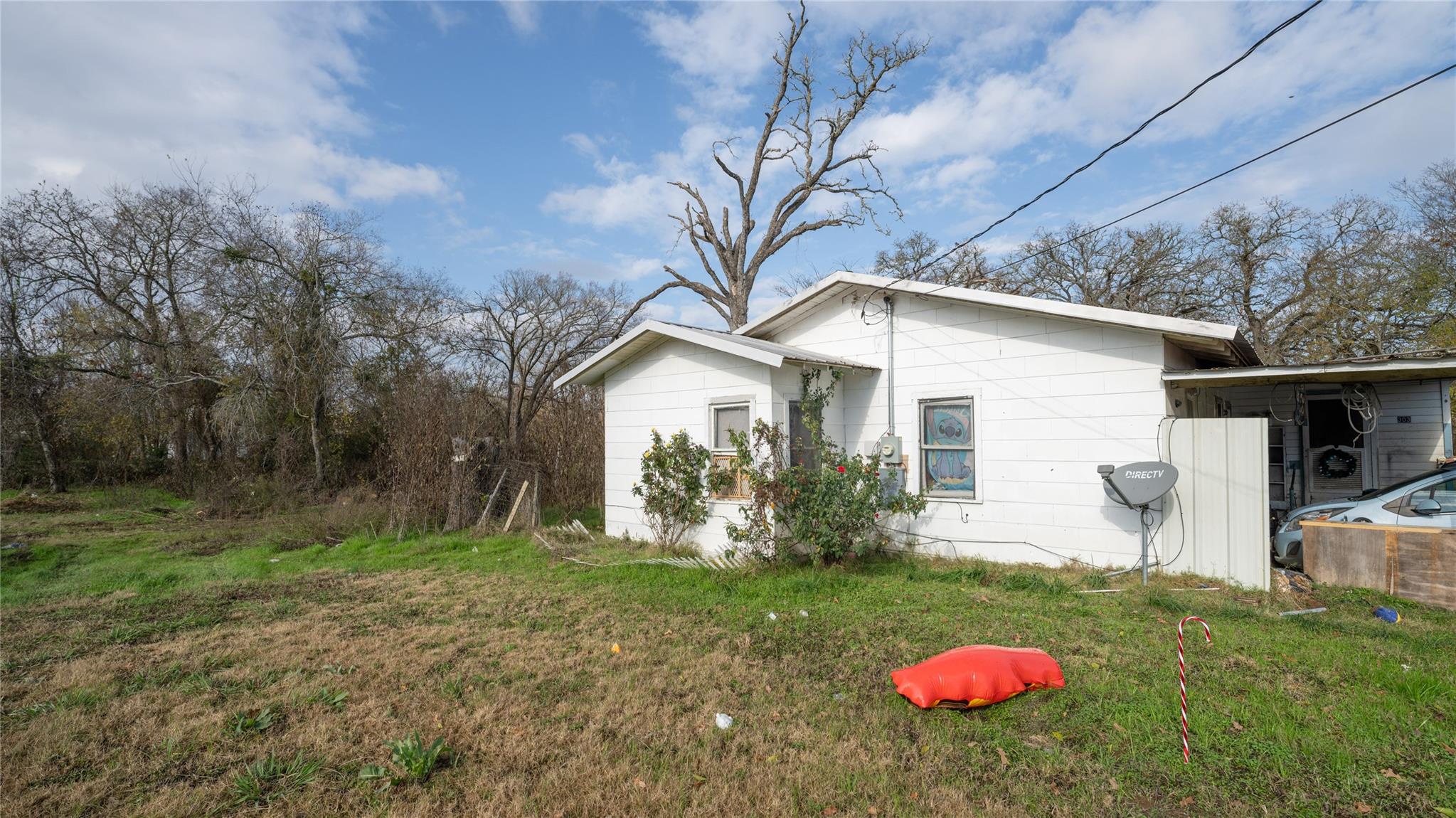 303 Yoakum St