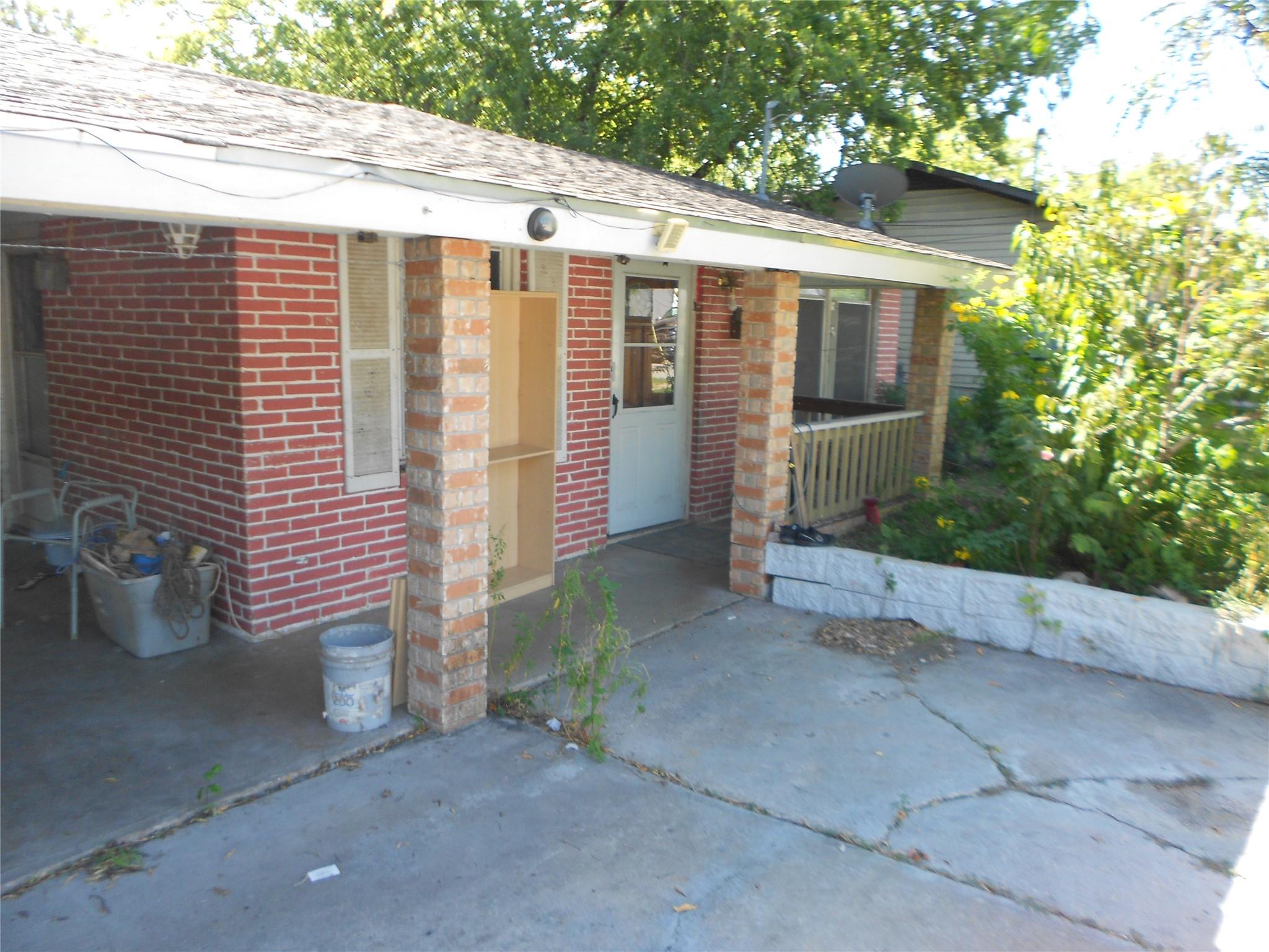 1423 Berene Ave — photo 3