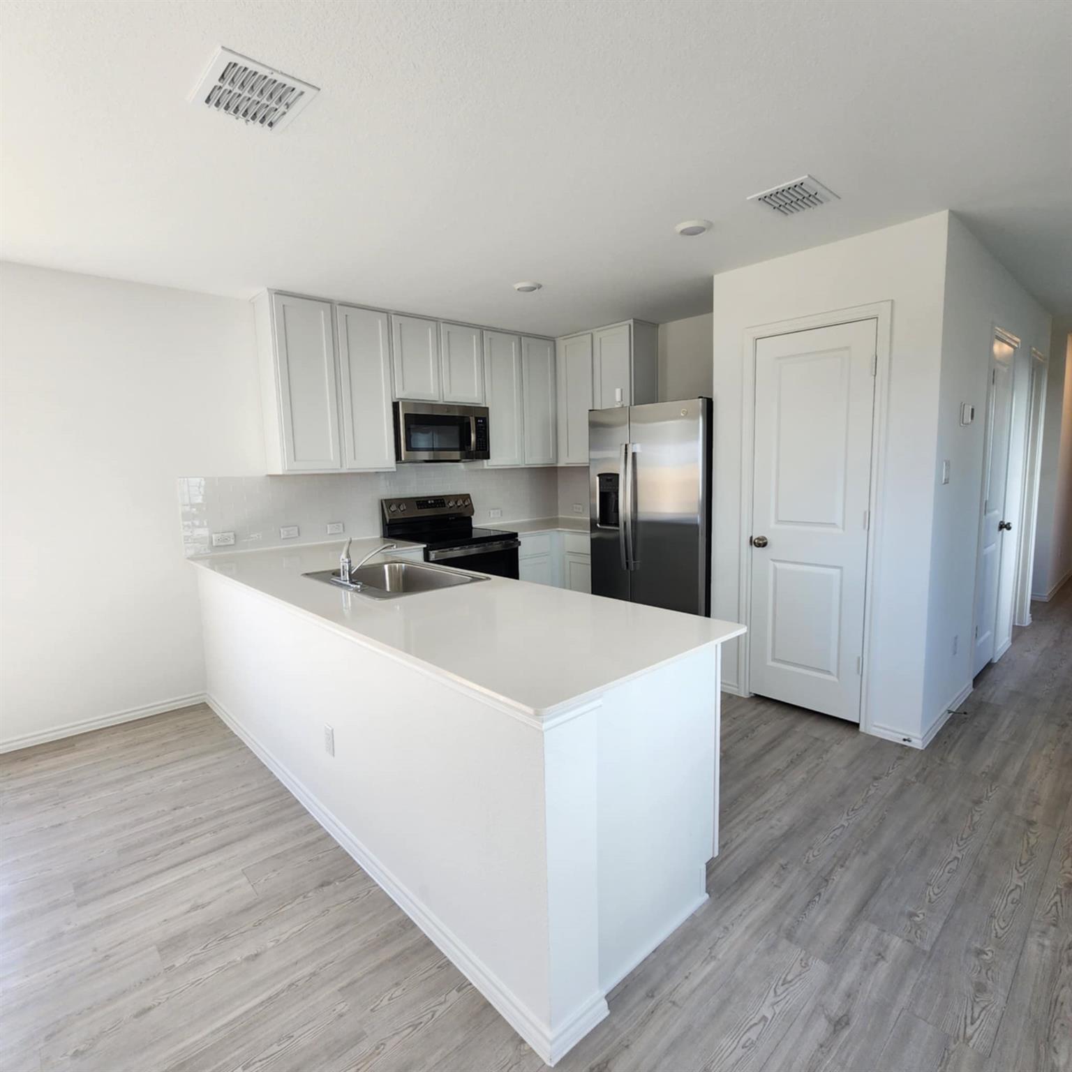 543 Commander Abbott DR — photo 3