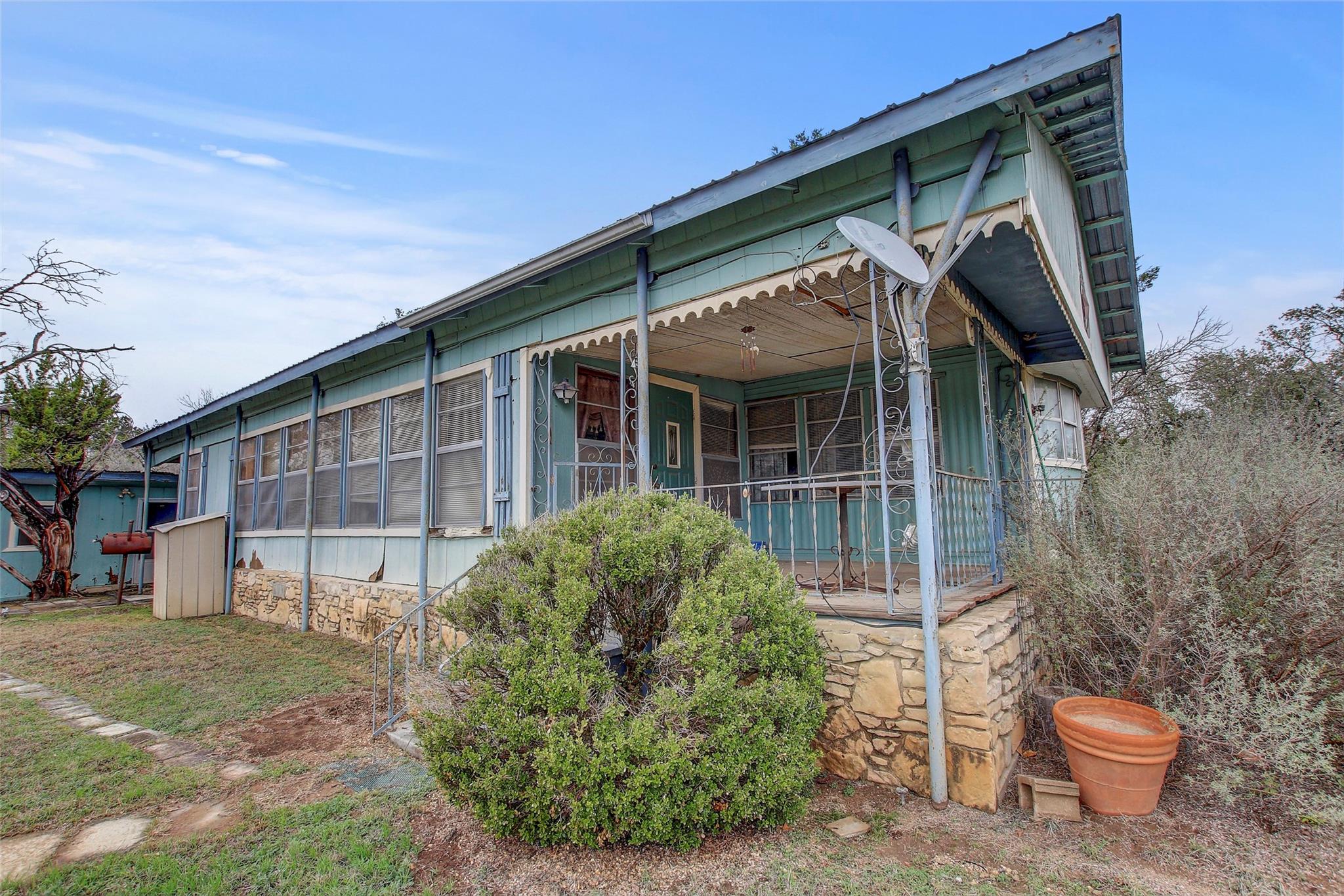 205 Singleton DR — photo 3