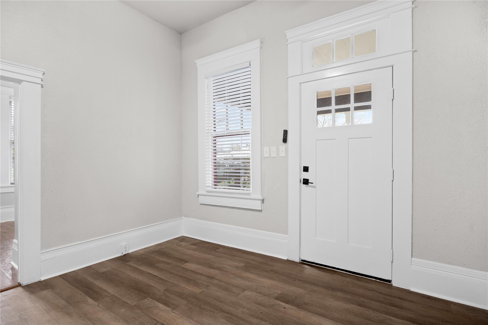 711 Bois Darc ST — photo 3
