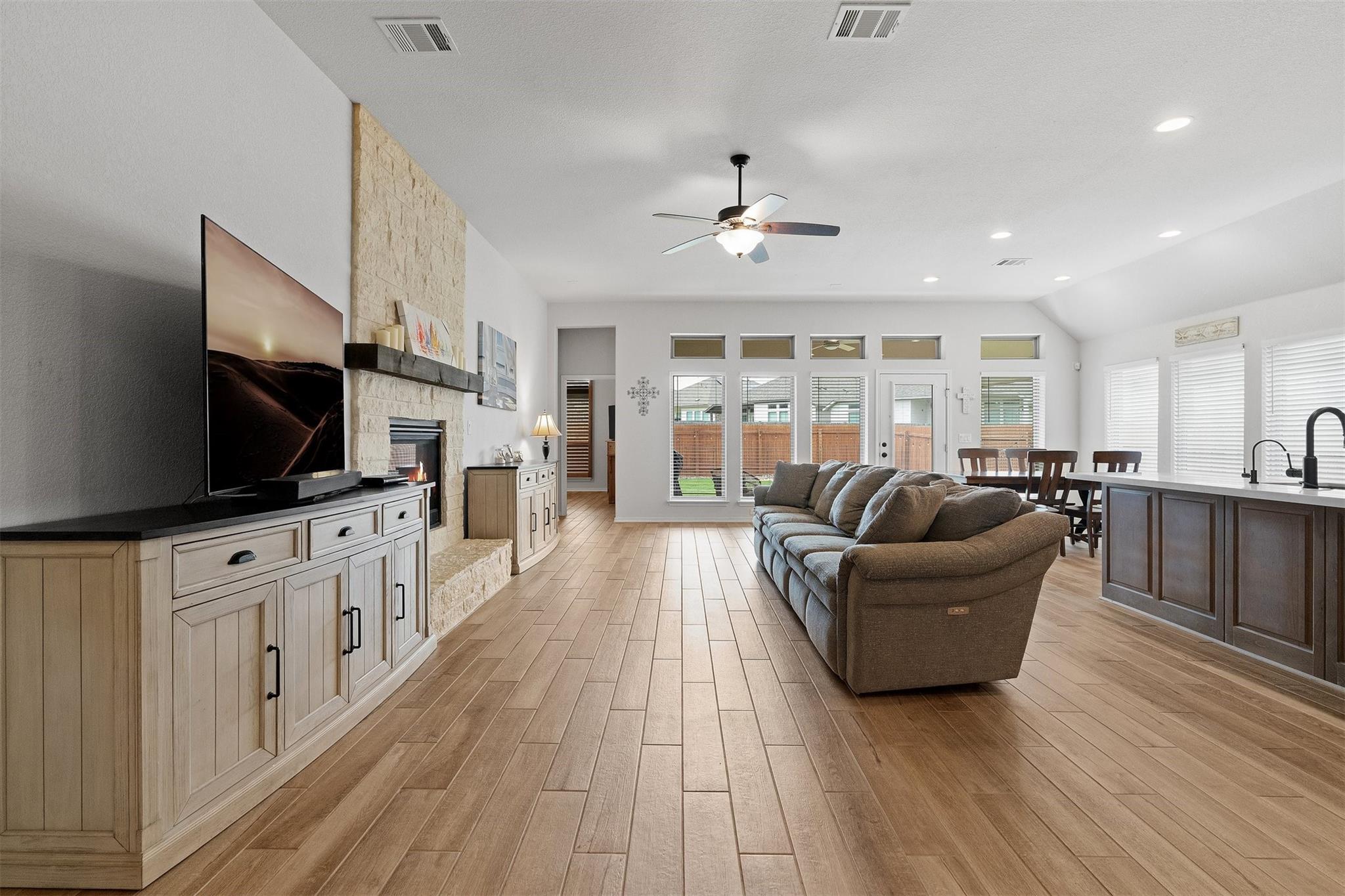 405 Glen Arbor DR — photo 4