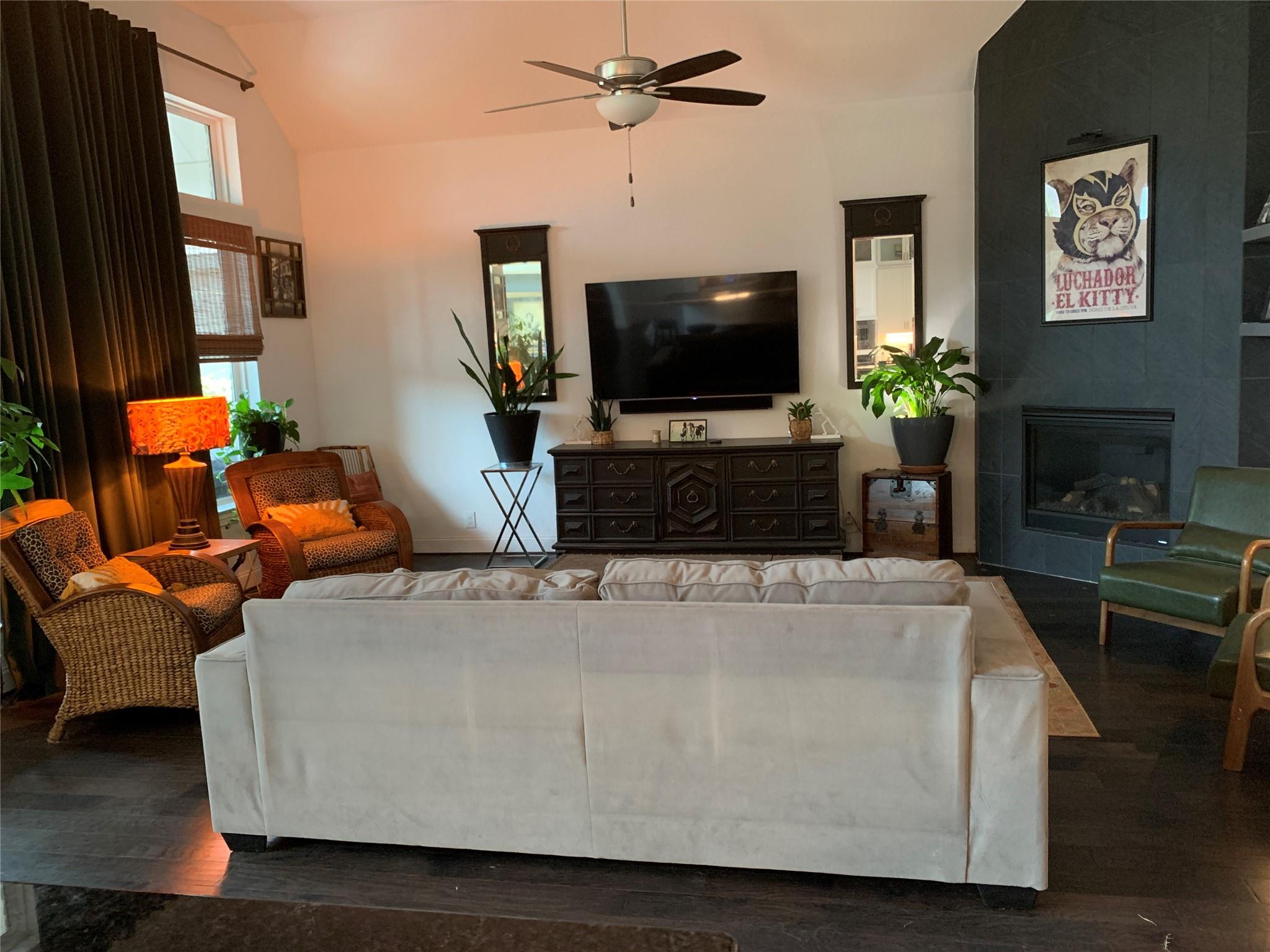1335 Gruene Glen ST — photo 4