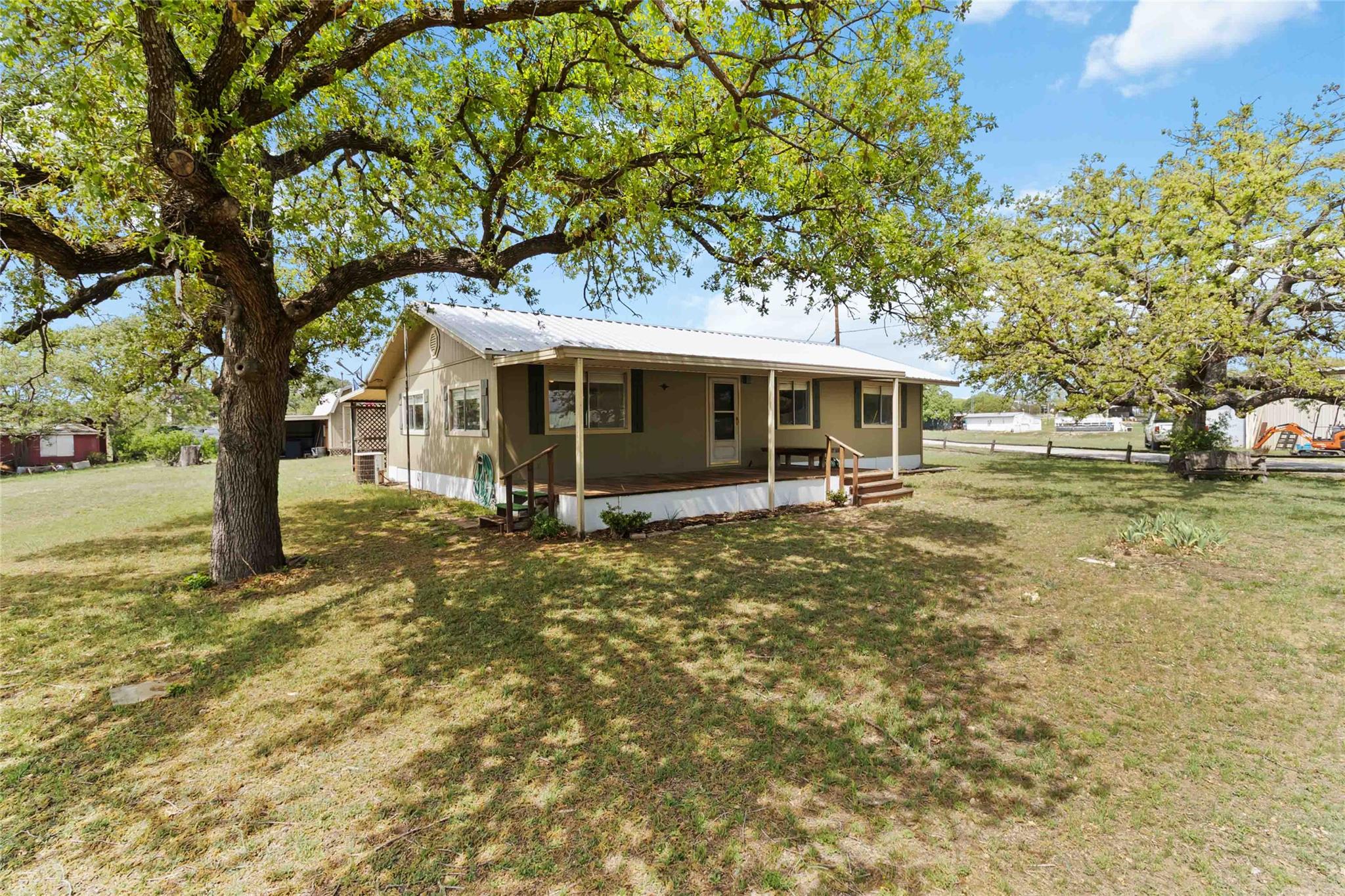 1515 Bee LN
