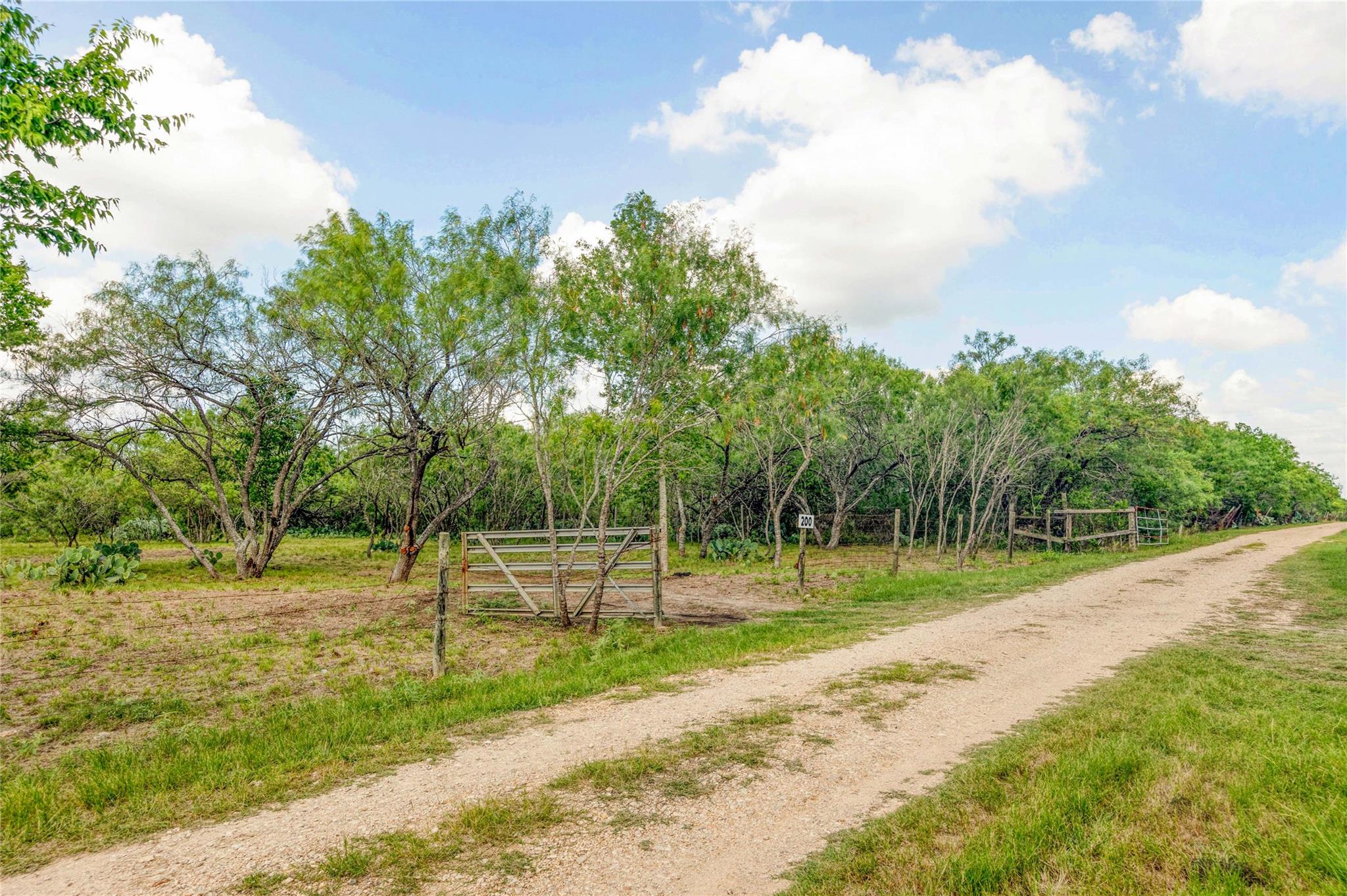 200 Armstrong RD — photo 3