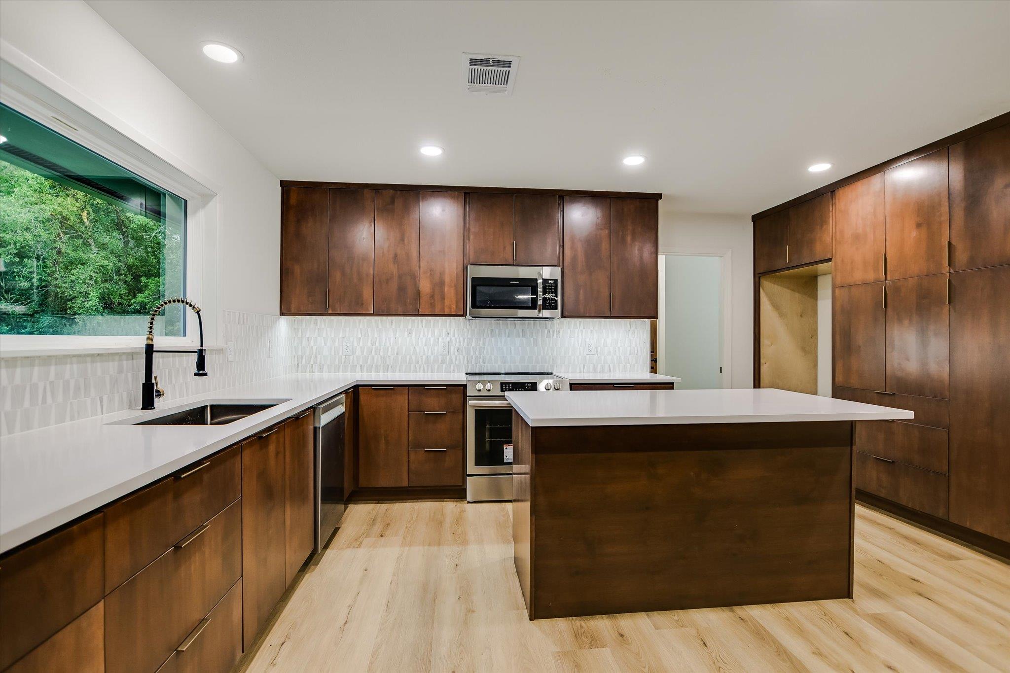 503 Elm ST — photo 4