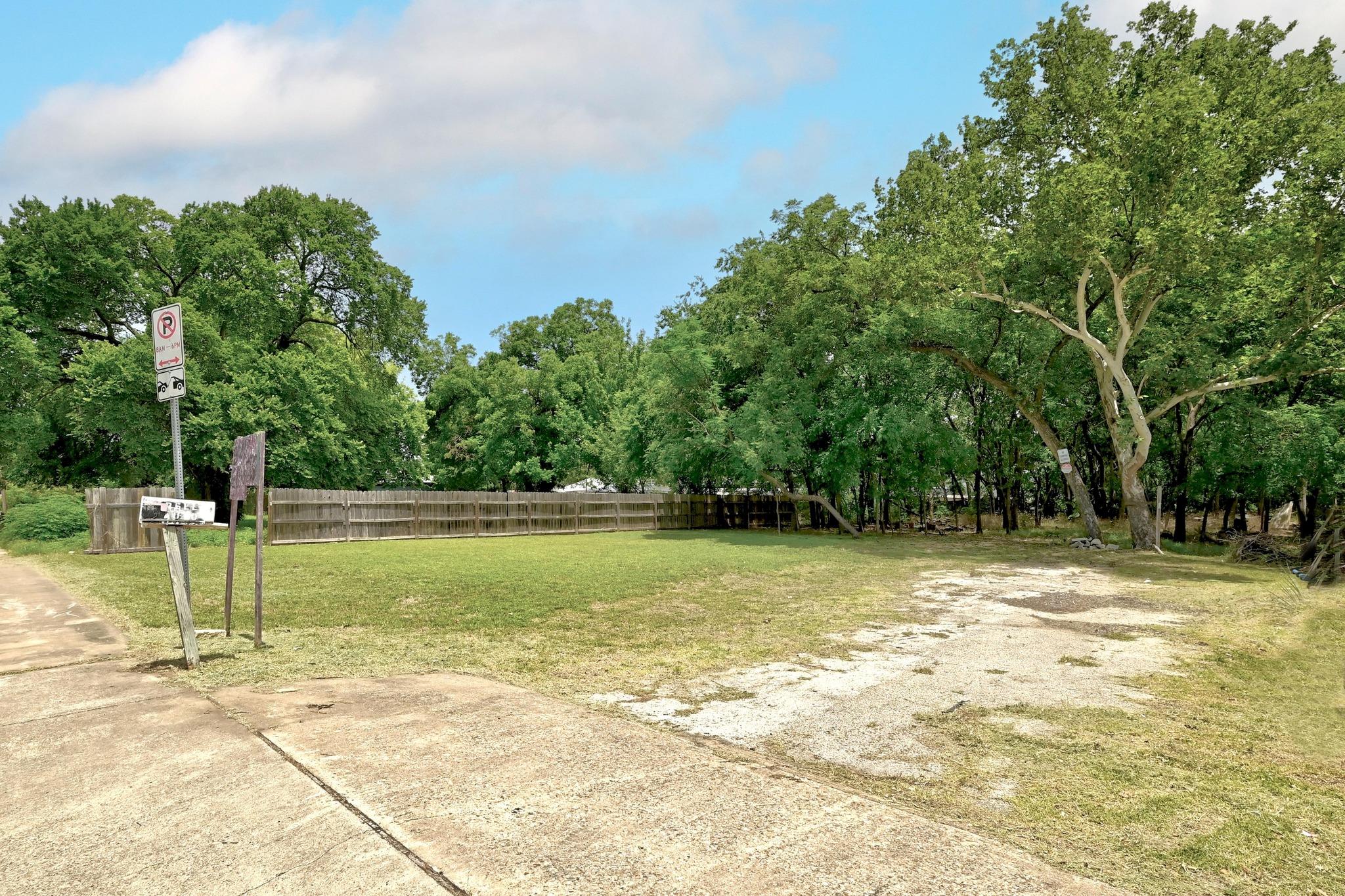504 Elliott ST — photo 4