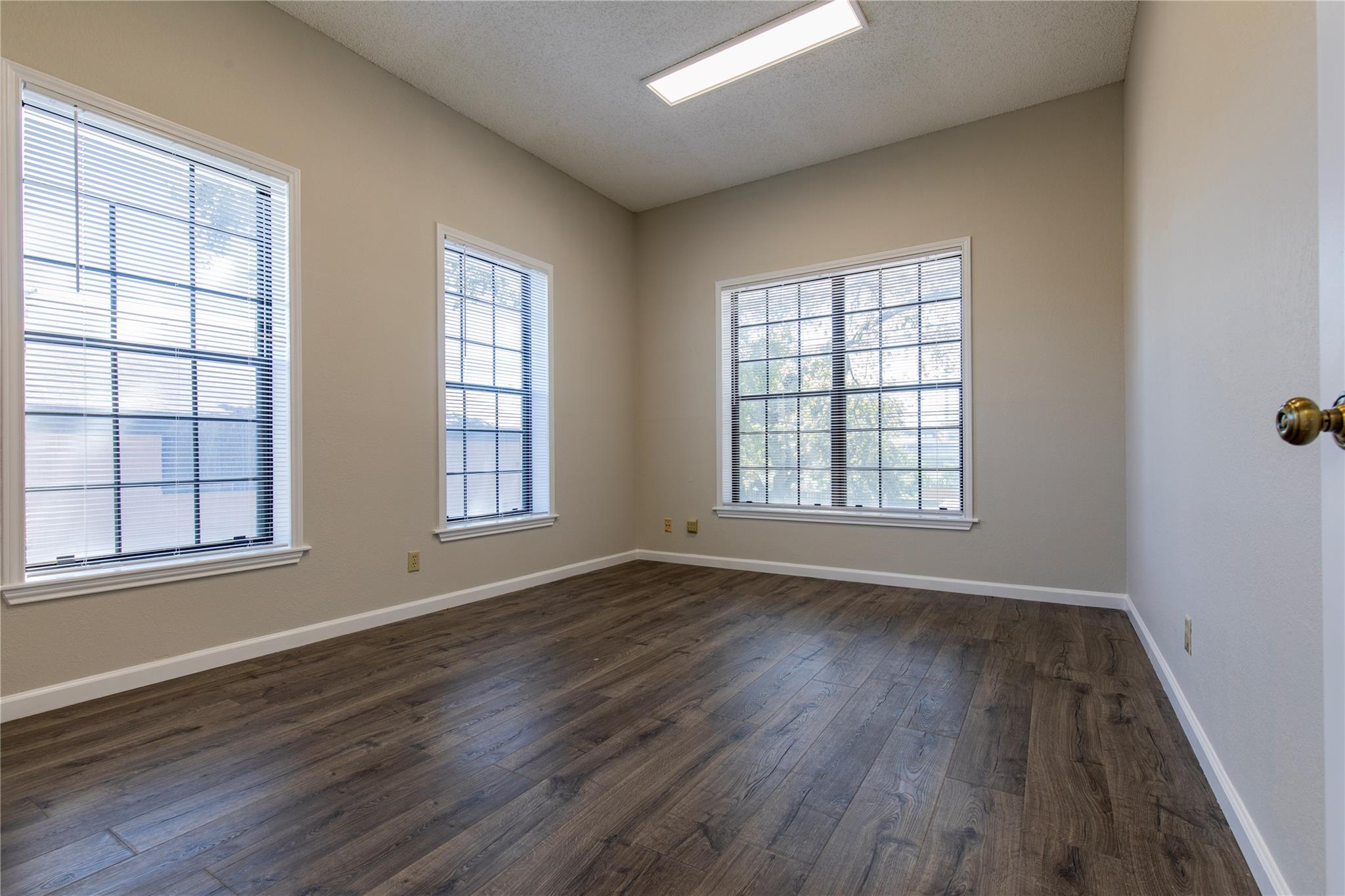 1823 Fortview RD — photo 4