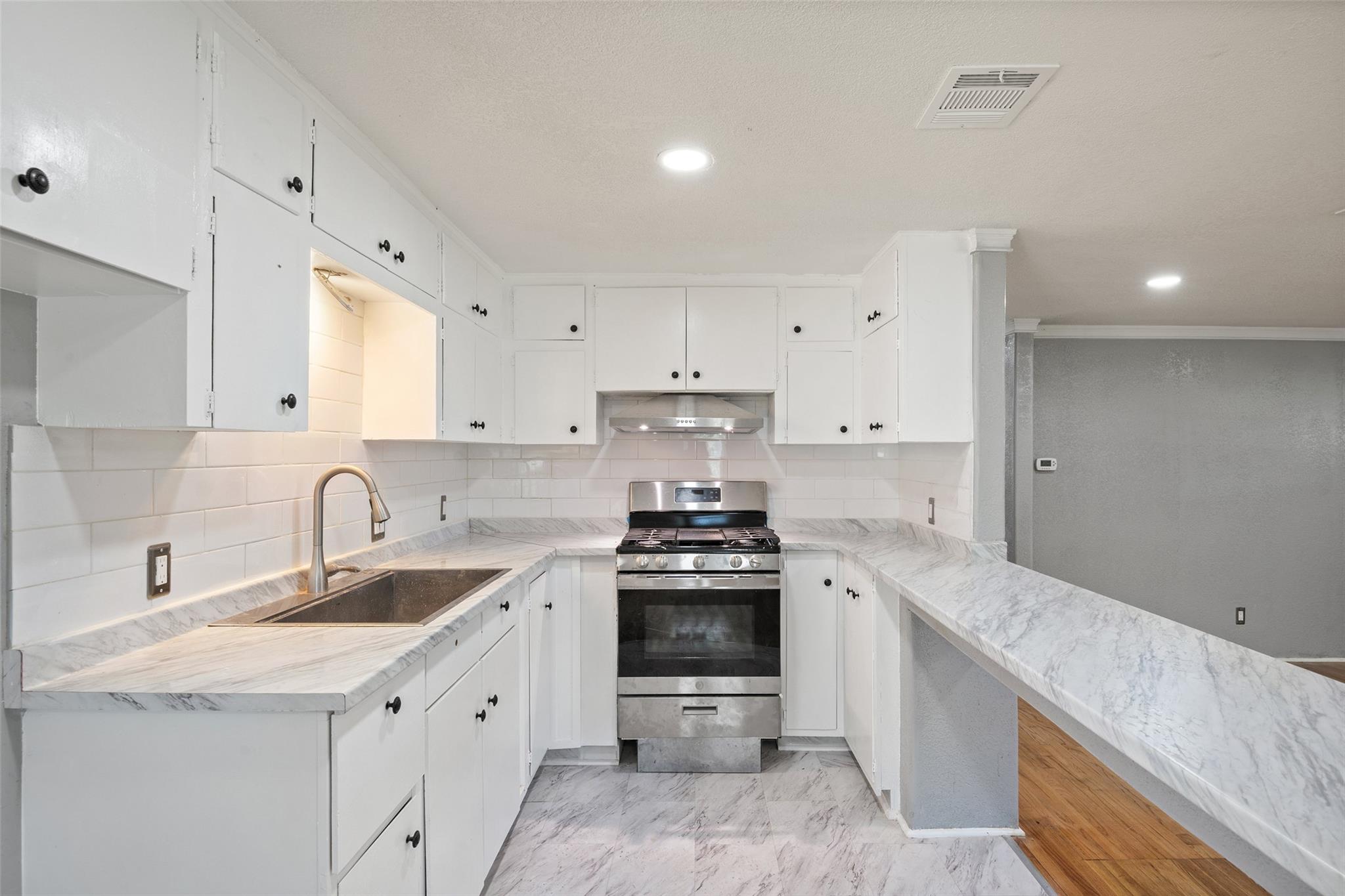 210 Highcrest DR — photo 3