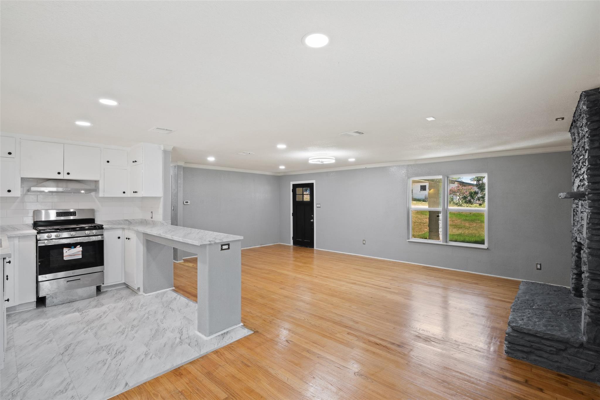 210 Highcrest DR — photo 4