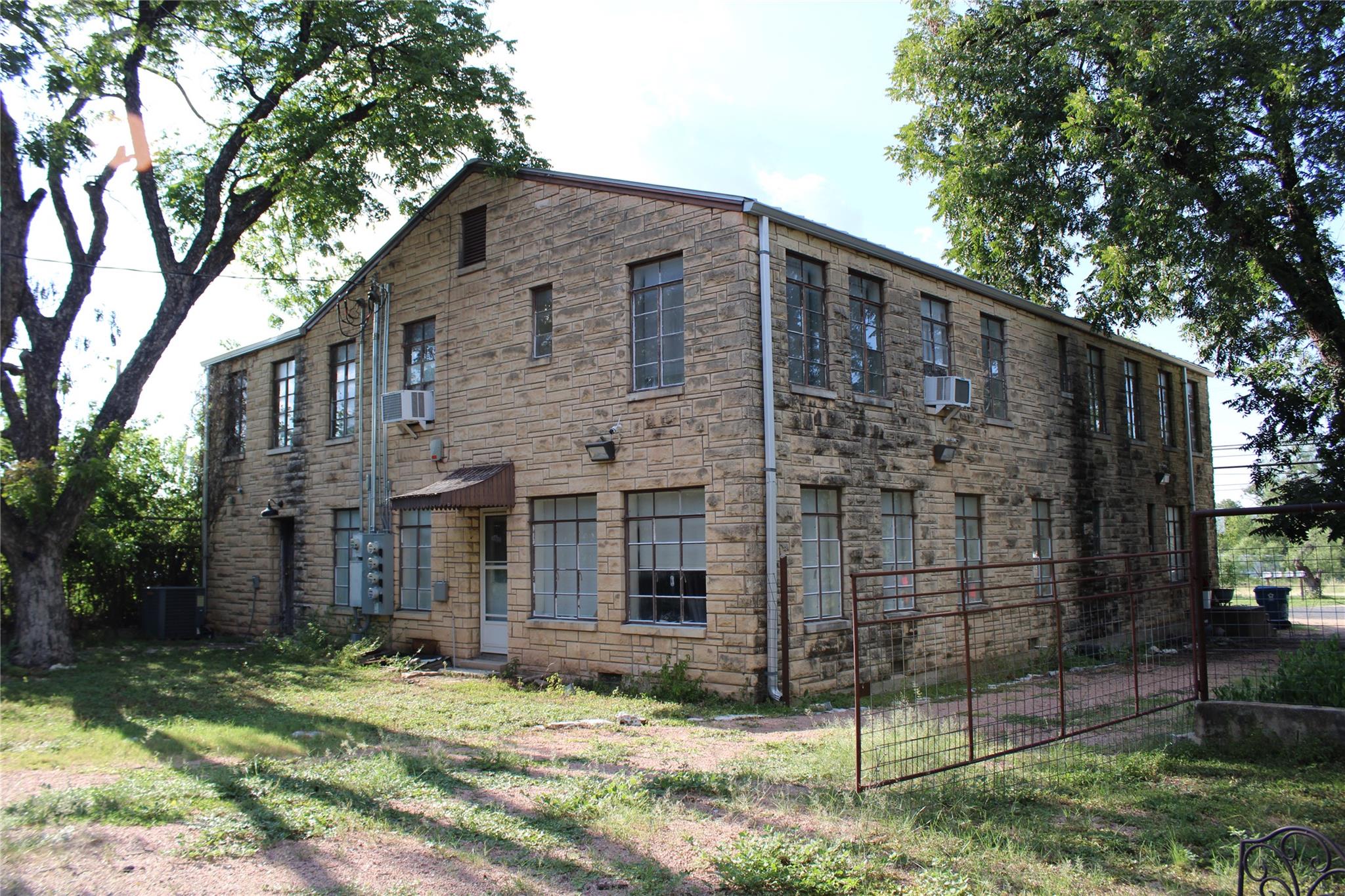 615 Pecan ST — photo 3