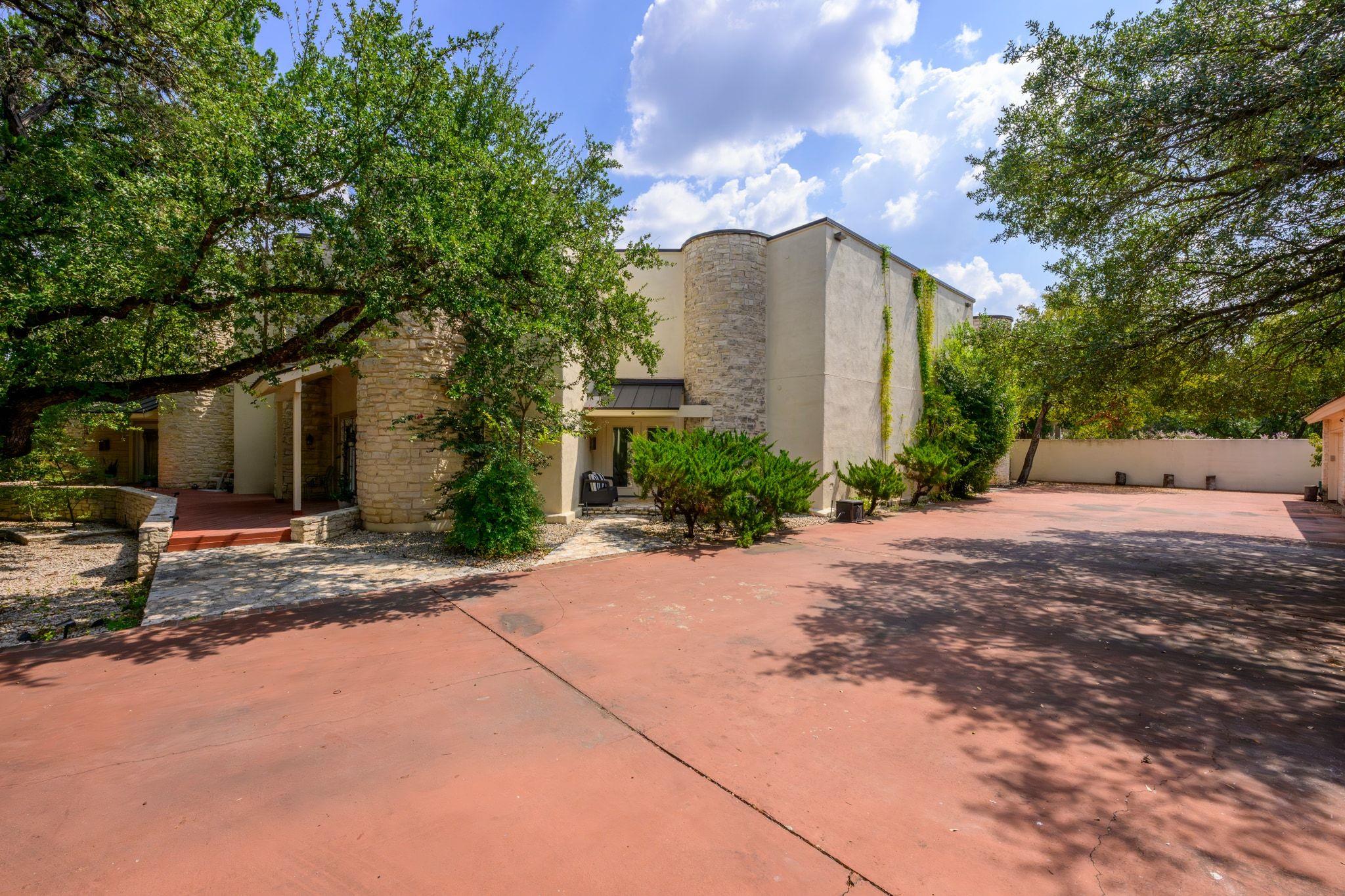 1 Crystal Springs CT