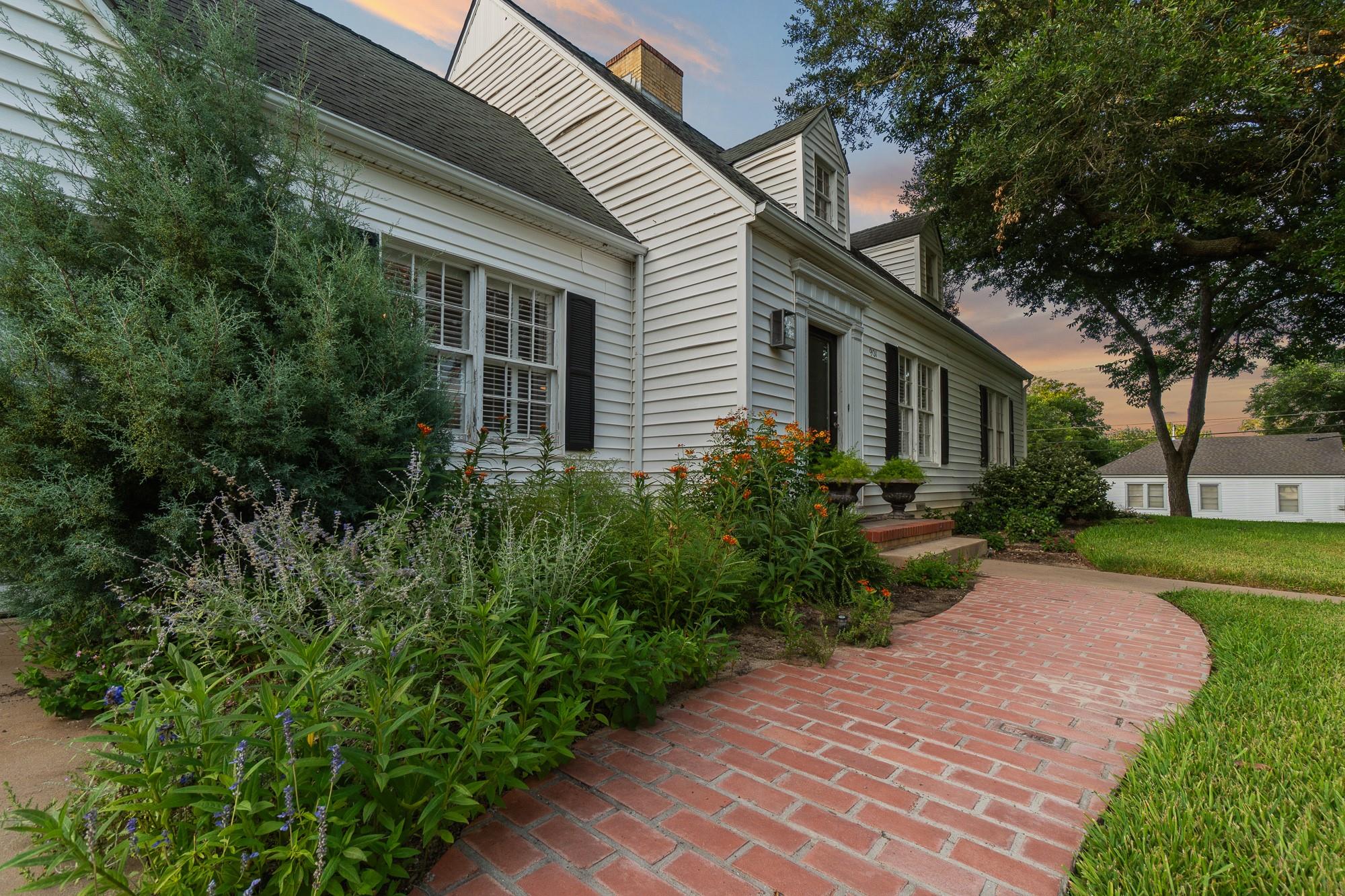 901 Anderson ST — photo 4