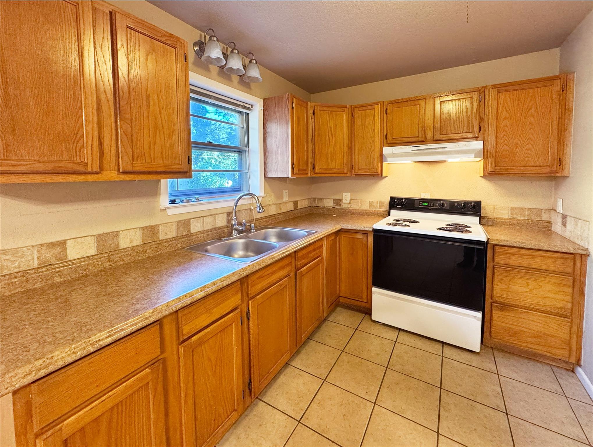 305 Highland DR — photo 3