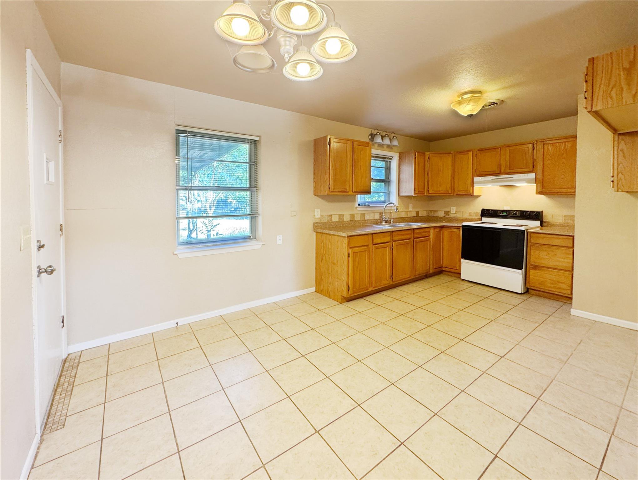 305 Highland DR — photo 4