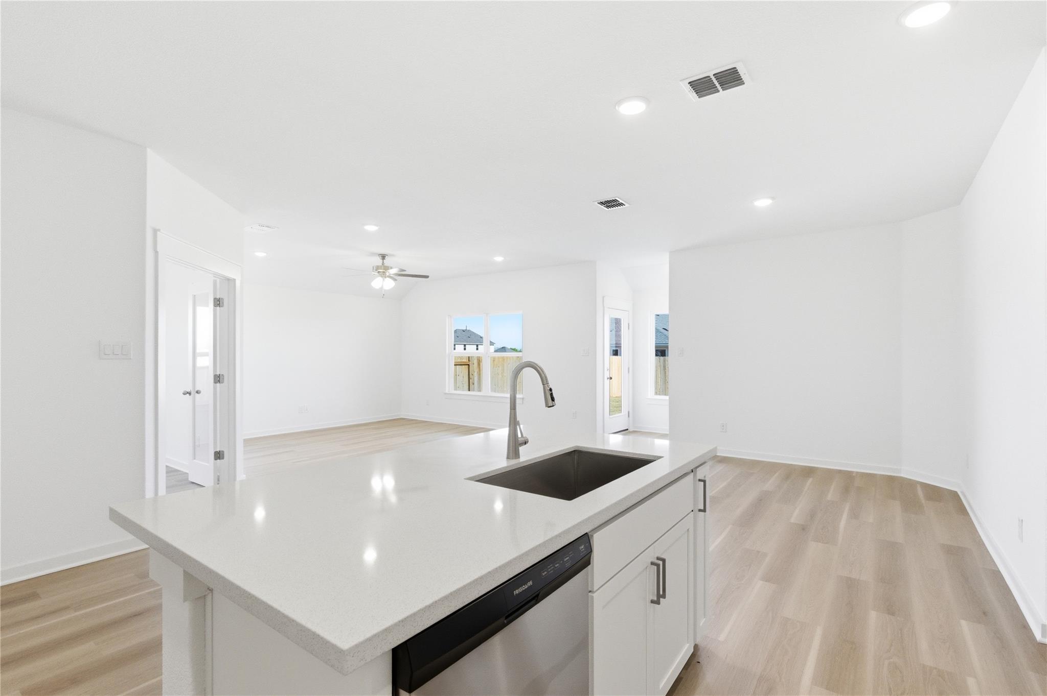 263 Oriole ST — photo 4