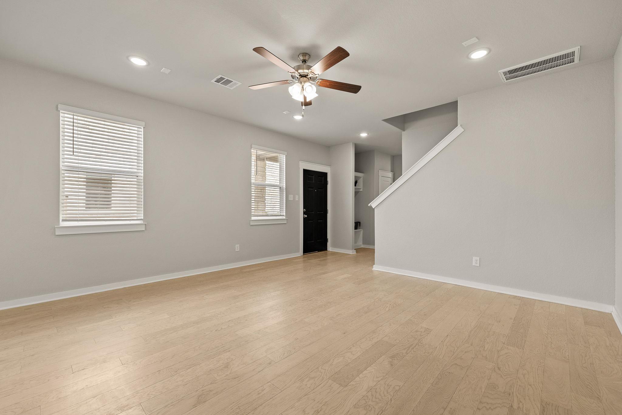 2233 Calvert DR — photo 5