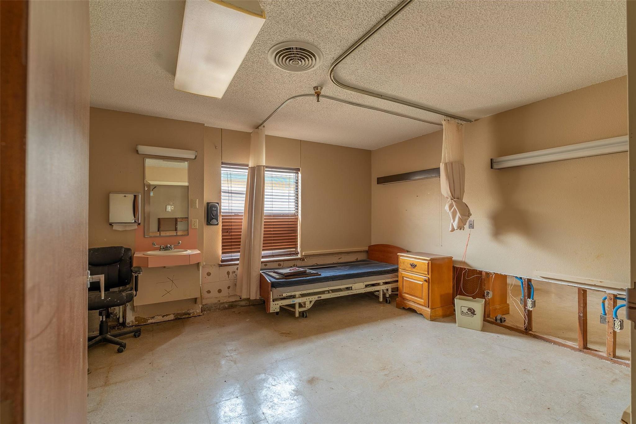 700 Dyer ST — photo 5