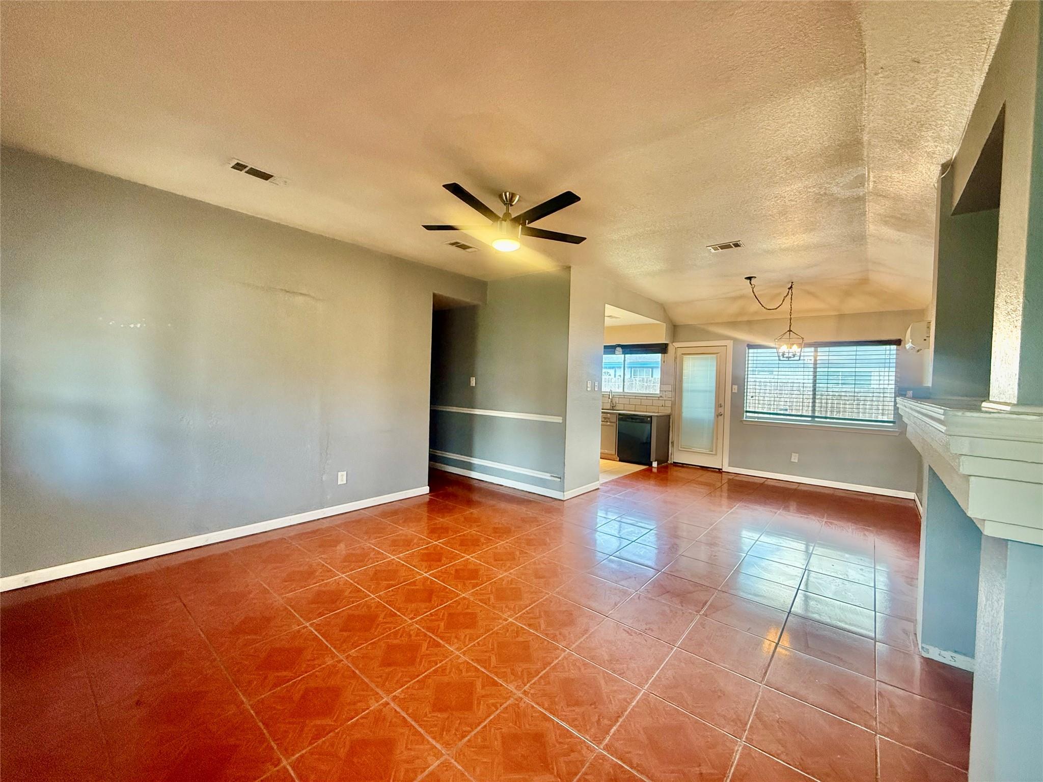 305 Maple LN — photo 3