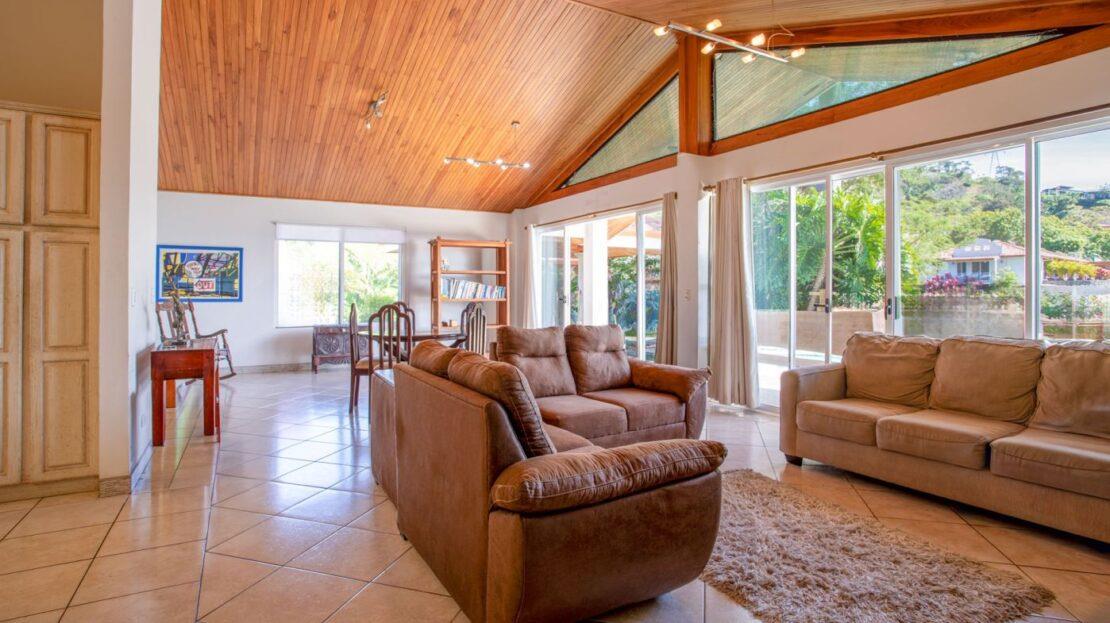 000 Elegant Mediterranean-Style Home — photo 4