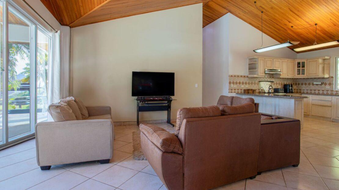 000 Elegant Mediterranean-Style Home — photo 5