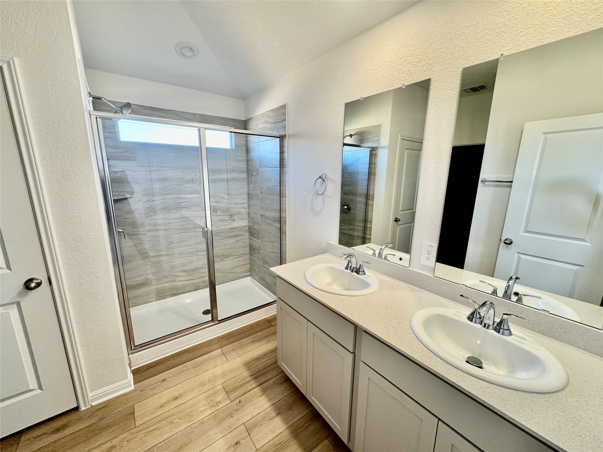 125 Holmby DR — photo 4