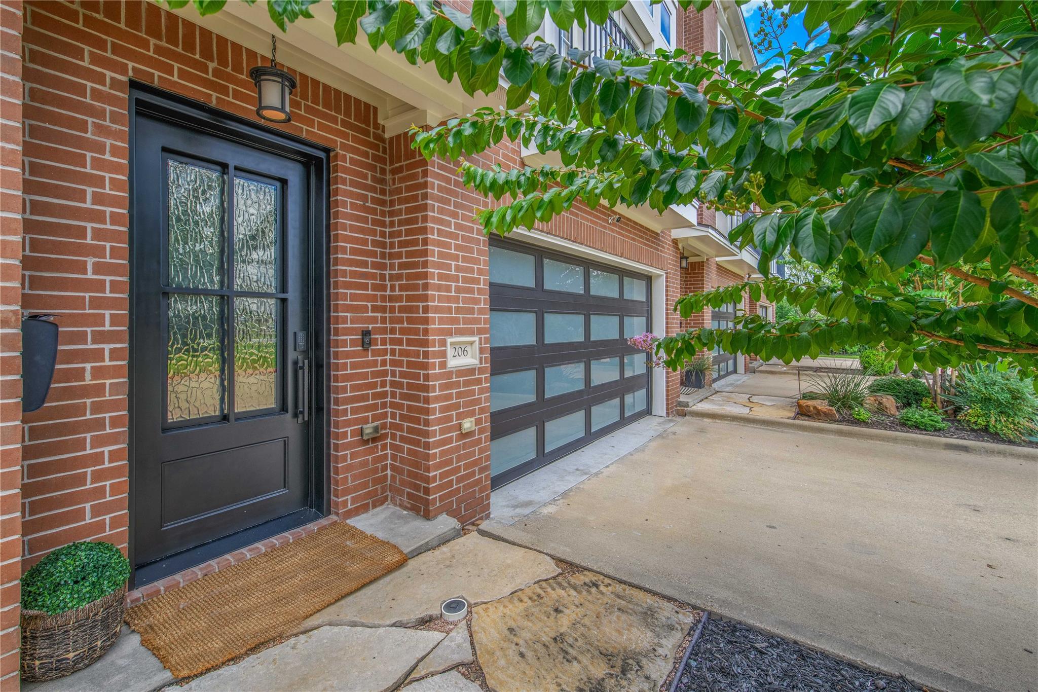 206 Tarrow ST — photo 3