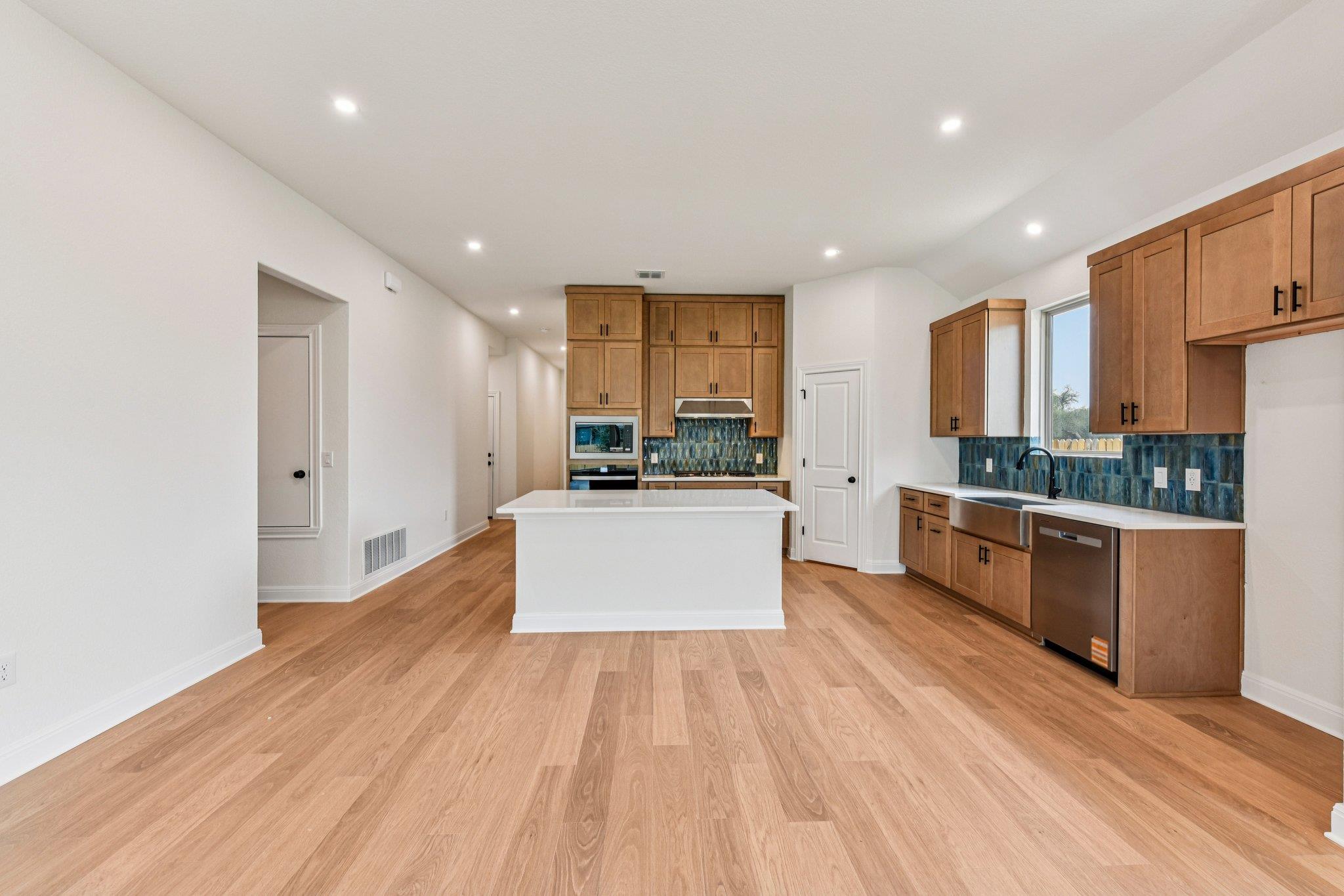 581 Treadwell LN — photo 3