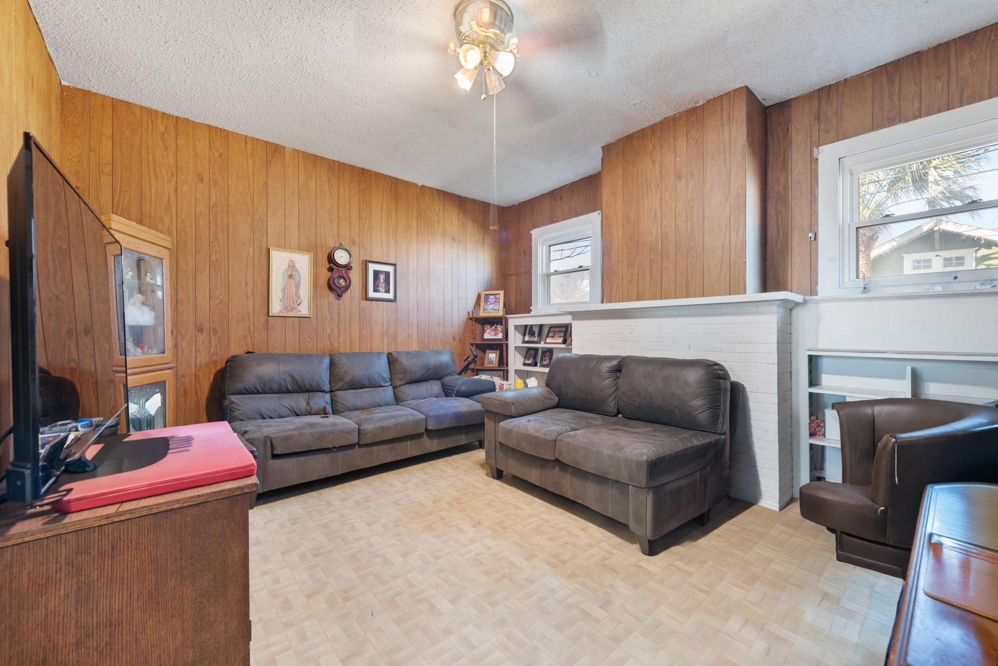 917 Trinity ST — photo 4