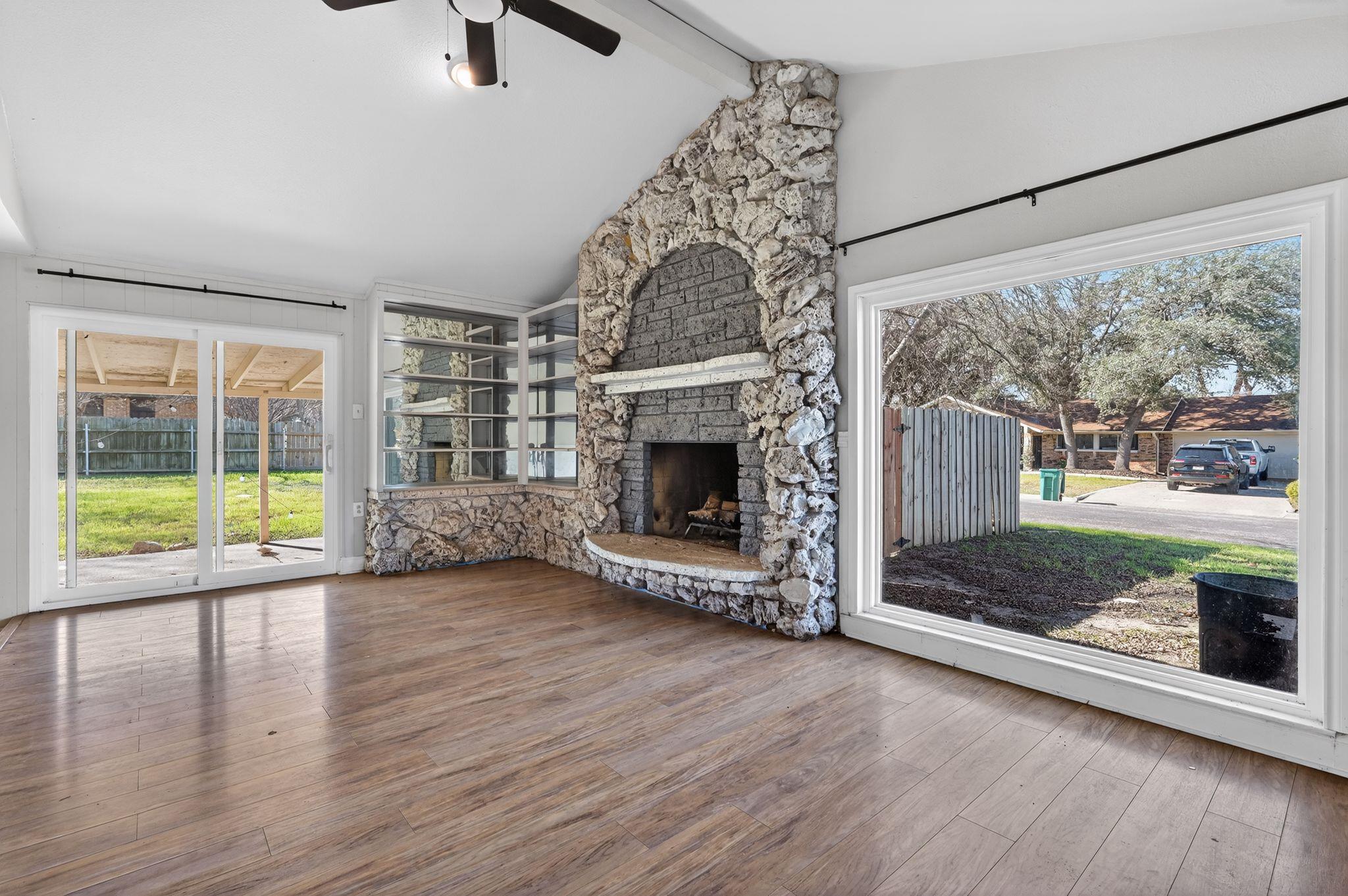 220 Mockingbird LN