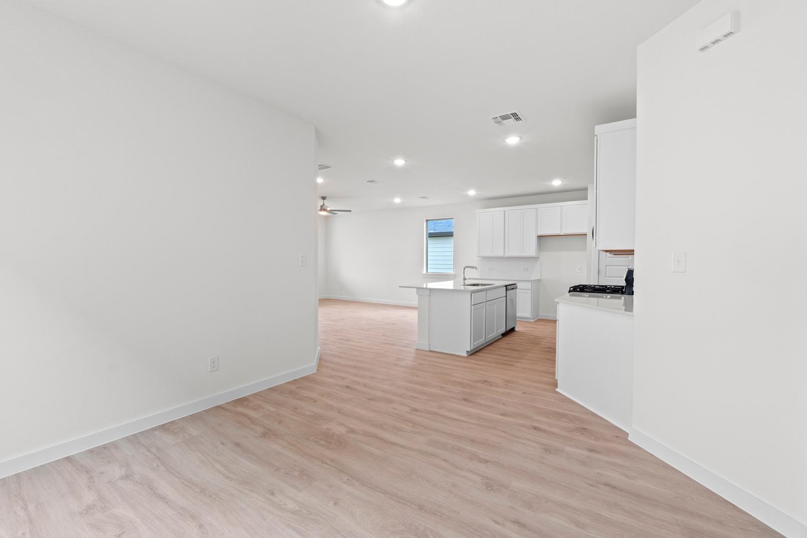 1102 Universal DR — photo 5
