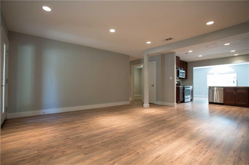809 Sussex DR — photo 4