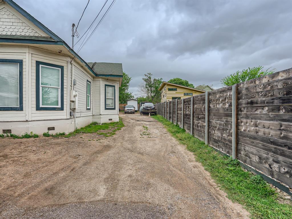 1122 Chicon ST — photo 4