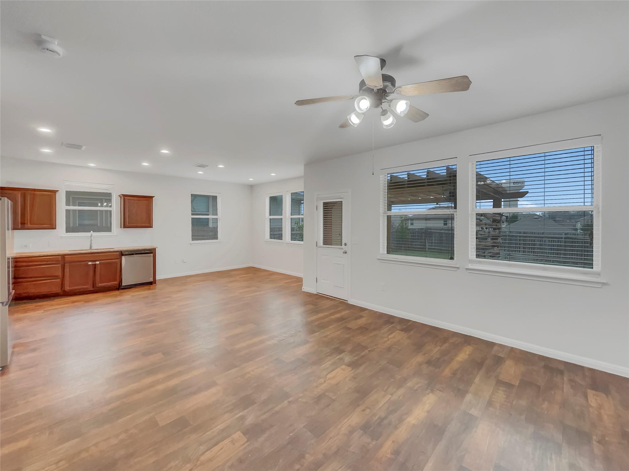 717 Twisted Oaks LN — photo 3