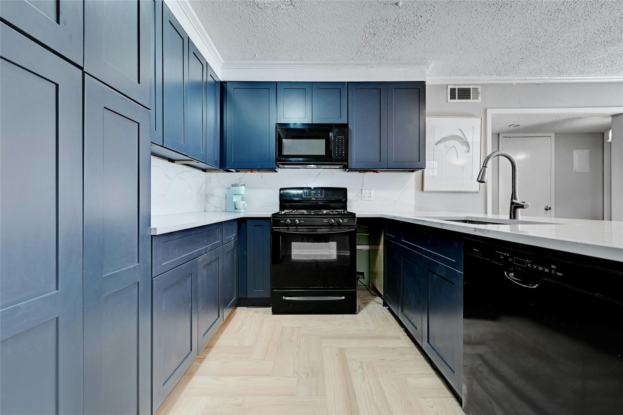 1304 Summit ST #101 — photo 4