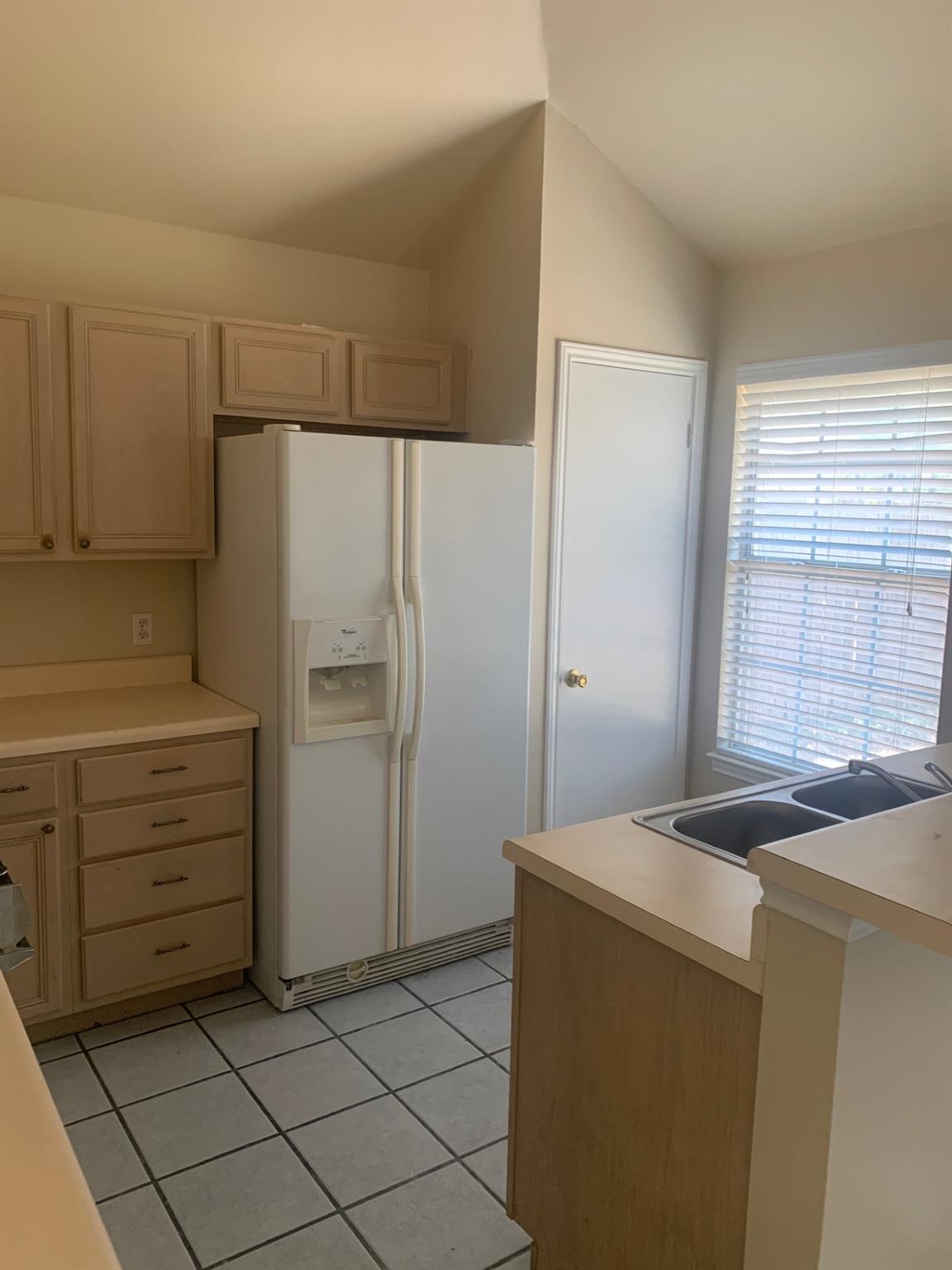 1507 Parkwood DR — photo 4