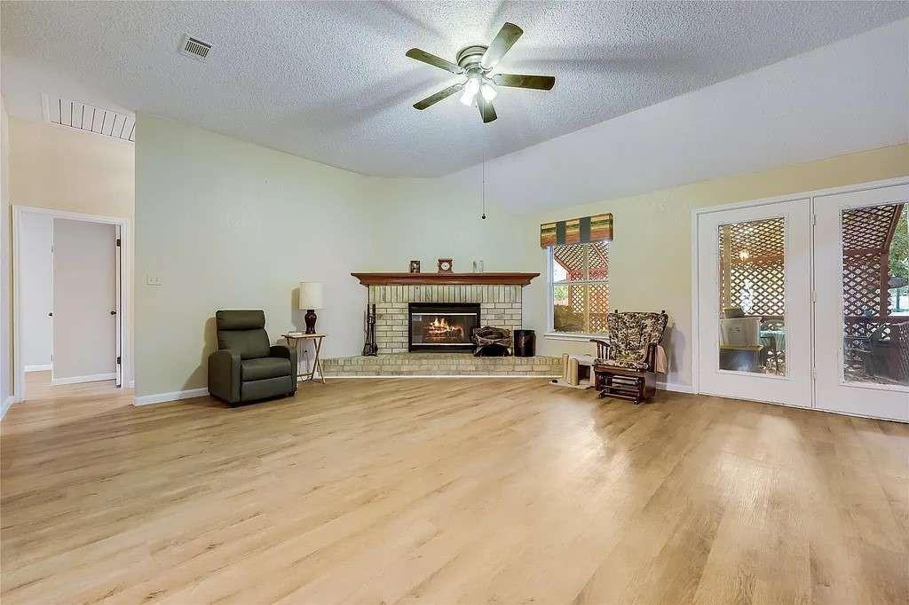 107 Patricia RD — photo 4