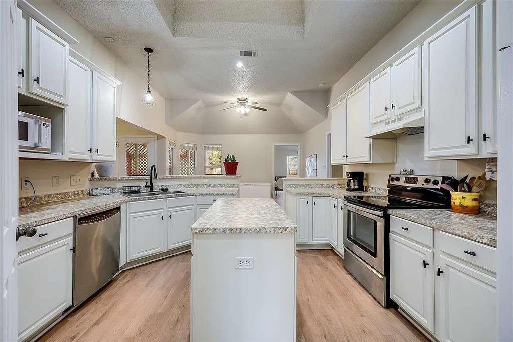 107 Patricia RD — photo 5