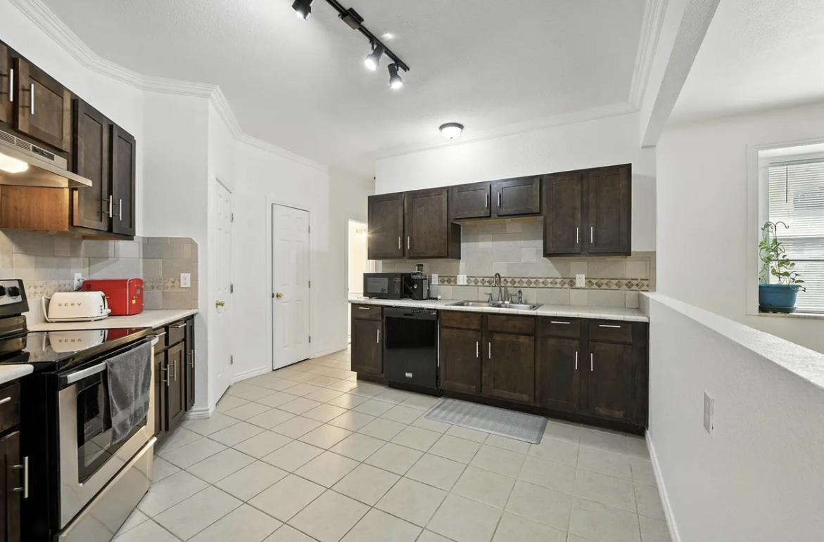 619 Comal Ave — photo 4