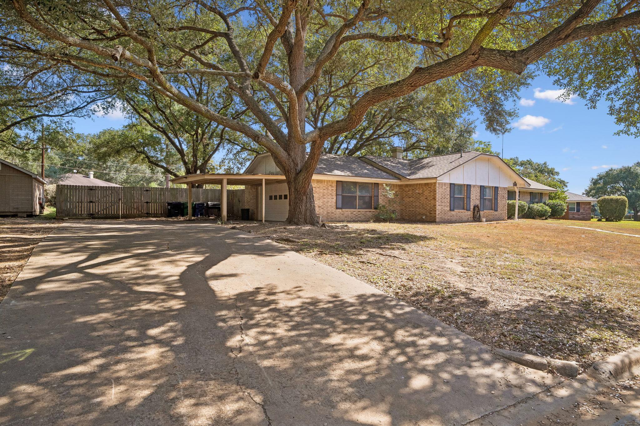 1203 Hollis DR