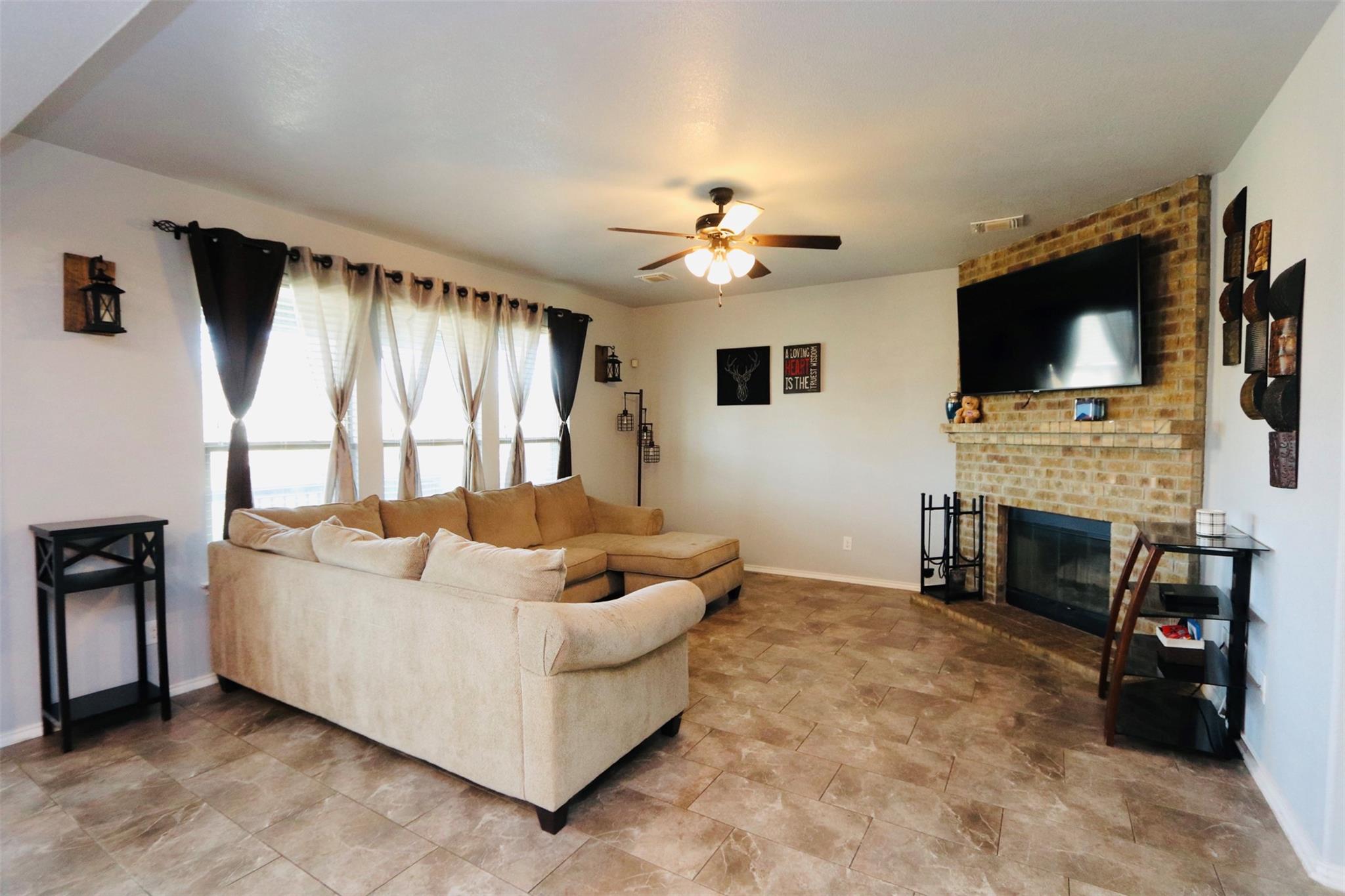 1712 Uhland DR — photo 4