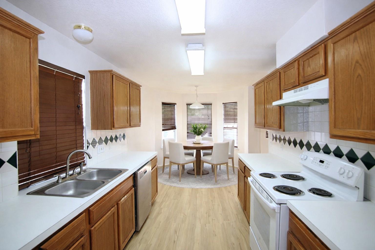 1910 Balsam WAY — photo 5