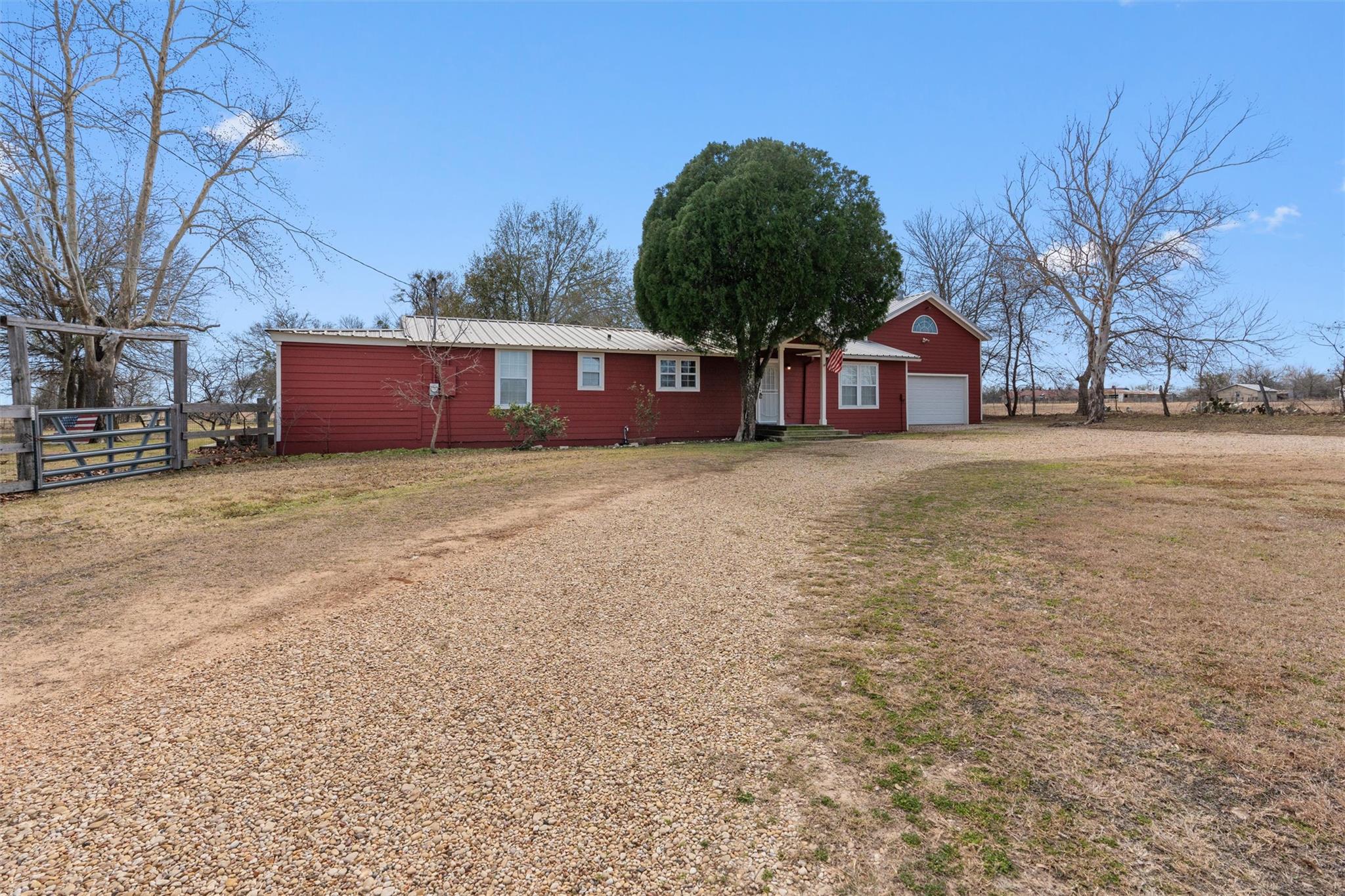 8889 Fm 487 — photo 3