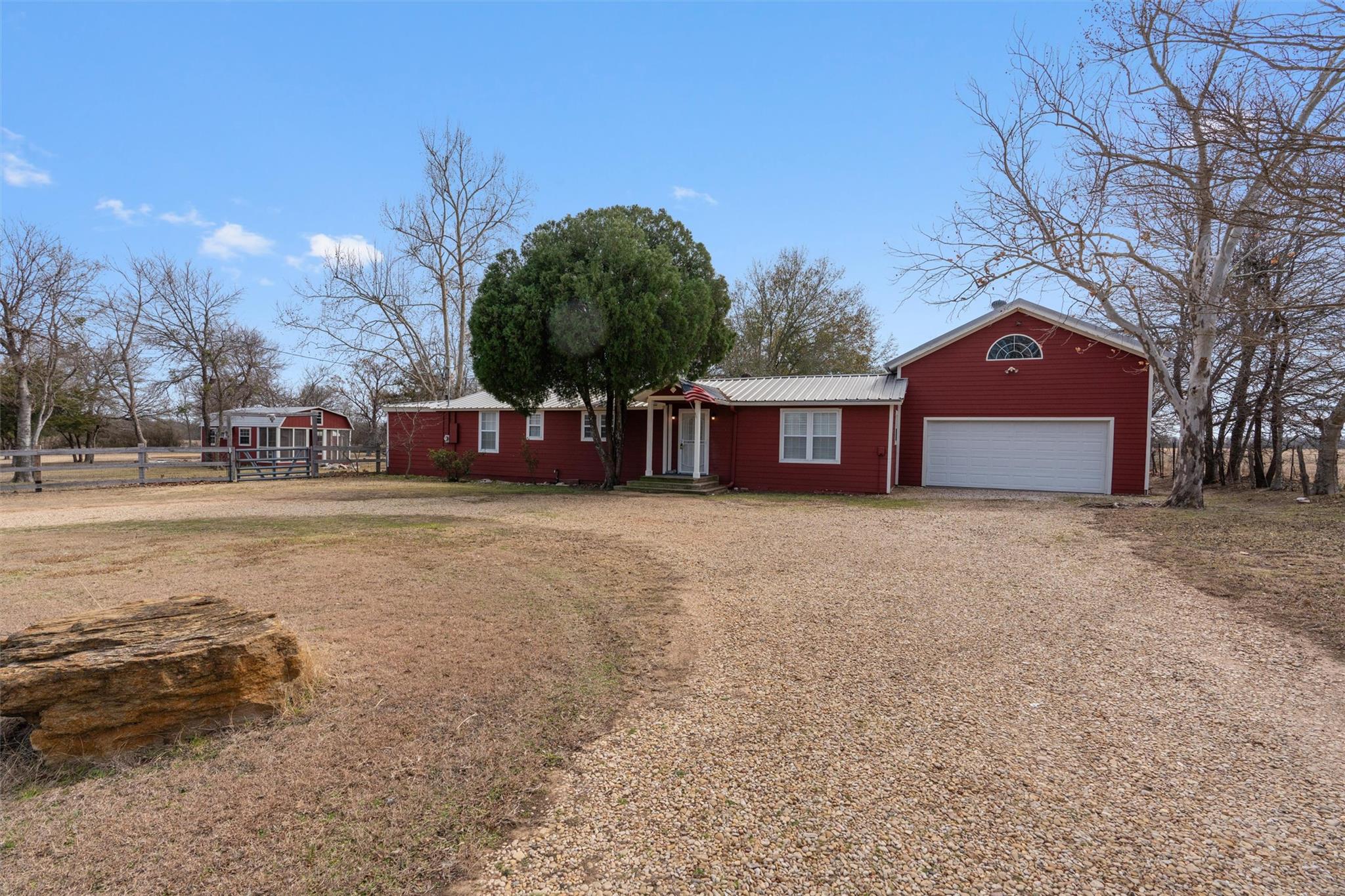 8889 Fm 487 — photo 4